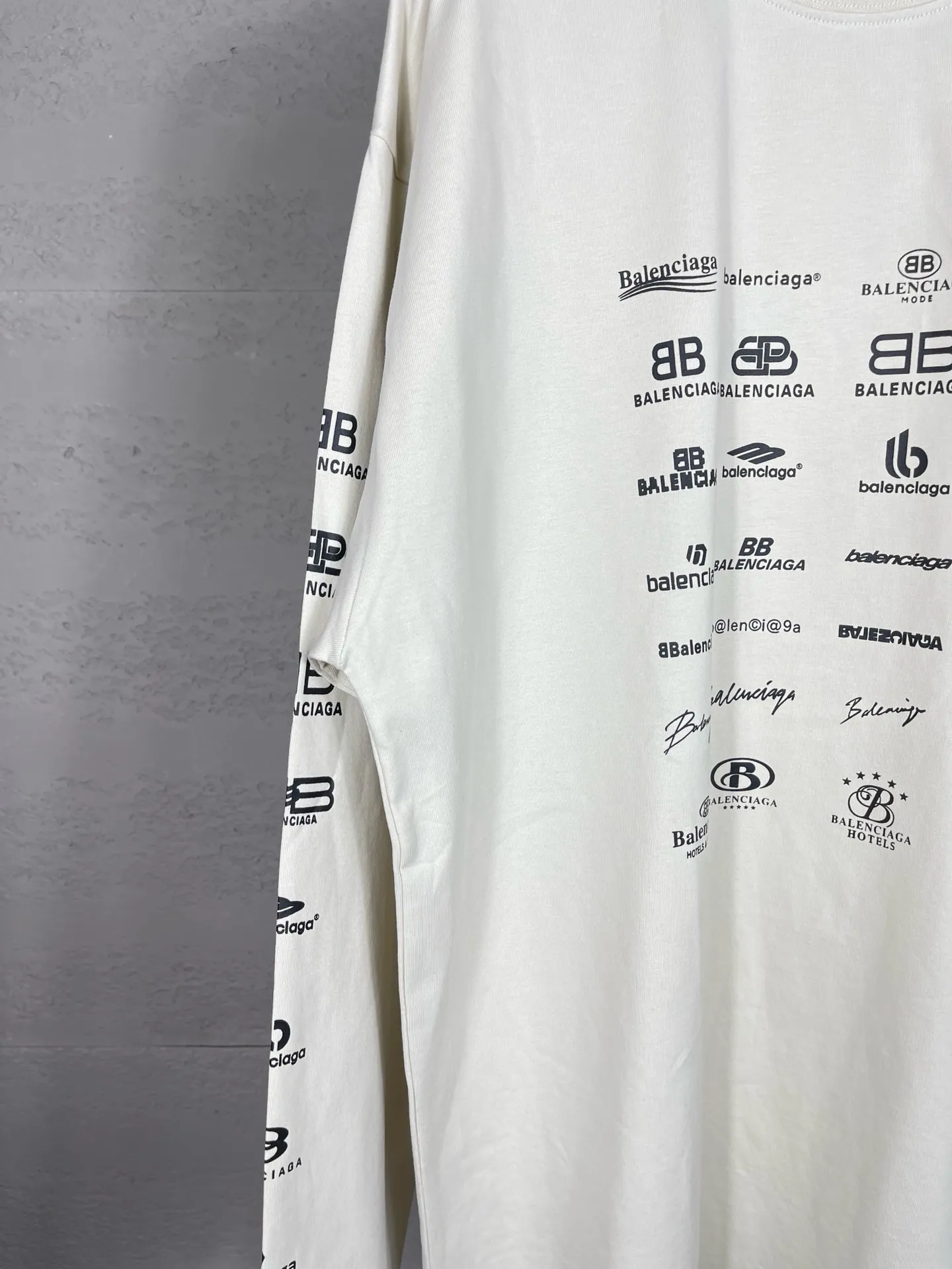 🅿️200 real photos [Top version. Official website quality] BALENCI*GA/Paris BALENCI*GA# 2024 spring and summer new style, printed with classic LOGO collection long-sleeved T-shirt. 2024 spring and summer new product. Brick cabinet synchronization. Welcome to compare. The fabric is made of Paris ZP custom-woven and dyed 100% cotton double yarn compact cotton. The weight is 260 grams, the cloth surface is clean, the cloth texture is clear, soft and comfortable. The color fastness is good. It is not easy to change color. The threads are woven and dyed with no color difference. The printing uses imported environmentally friendly rubber paddles, precision stencils, fine LOGO letters, clear letters, no burrs, and a three-dimensional effect. Restore brick cabinet. The version adopts OS loose shoulder style. Same style for men and women. Code: BL225005 Color: black, beige, pink, smoky gray, white Size: XS S M L