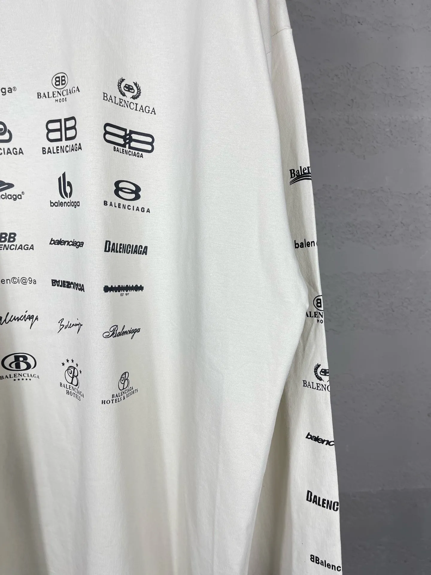 🅿️200 real photos [Top version. Official website quality] BALENCI*GA/Paris BALENCI*GA# 2024 spring and summer new style, printed with classic LOGO collection long-sleeved T-shirt. 2024 spring and summer new product. Brick cabinet synchronization. Welcome to compare. The fabric is made of Paris ZP custom-woven and dyed 100% cotton double yarn compact cotton. The weight is 260 grams, the cloth surface is clean, the cloth texture is clear, soft and comfortable. The color fastness is good. It is not easy to change color. The threads are woven and dyed with no color difference. The printing uses imported environmentally friendly rubber paddles, precision stencils, fine LOGO letters, clear letters, no burrs, and a three-dimensional effect. Restore brick cabinet. The version adopts OS loose shoulder style. Same style for men and women. Code: BL225005 Color: black, beige, pink, smoky gray, white Size: XS S M L