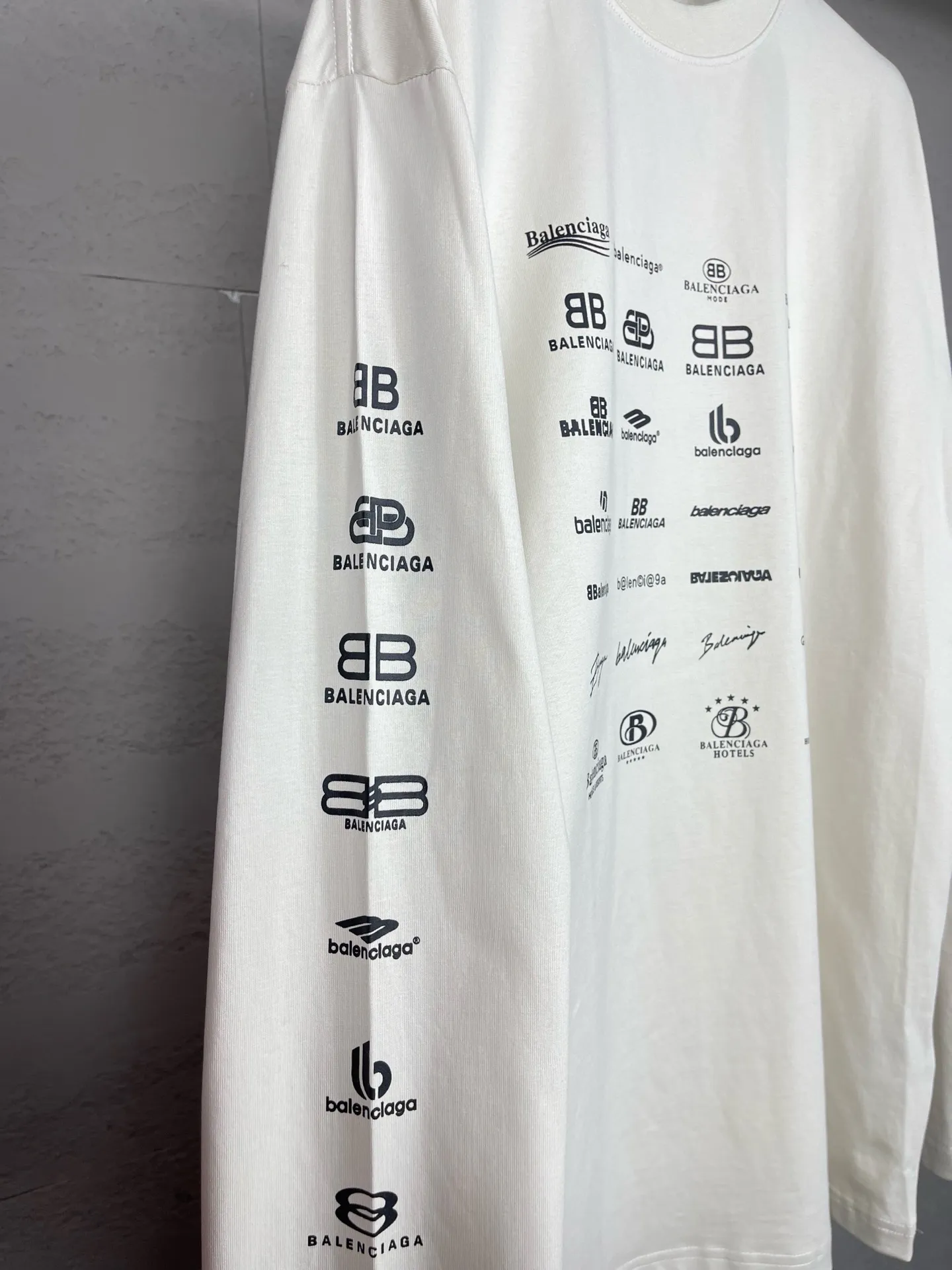 🅿️200 real photos [Top version. Official website quality] BALENCI*GA/Paris BALENCI*GA# 2024 spring and summer new style, printed with classic LOGO collection long-sleeved T-shirt. 2024 spring and summer new product. Brick cabinet synchronization. Welcome to compare. The fabric is made of Paris ZP custom-woven and dyed 100% cotton double yarn compact cotton. The weight is 260 grams, the cloth surface is clean, the cloth texture is clear, soft and comfortable. The color fastness is good. It is not easy to change color. The threads are woven and dyed with no color difference. The printing uses imported environmentally friendly rubber paddles, precision stencils, fine LOGO letters, clear letters, no burrs, and a three-dimensional effect. Restore brick cabinet. The version adopts OS loose shoulder style. Same style for men and women. Code: BL225005 Color: black, beige, pink, smoky gray, white Size: XS S M L