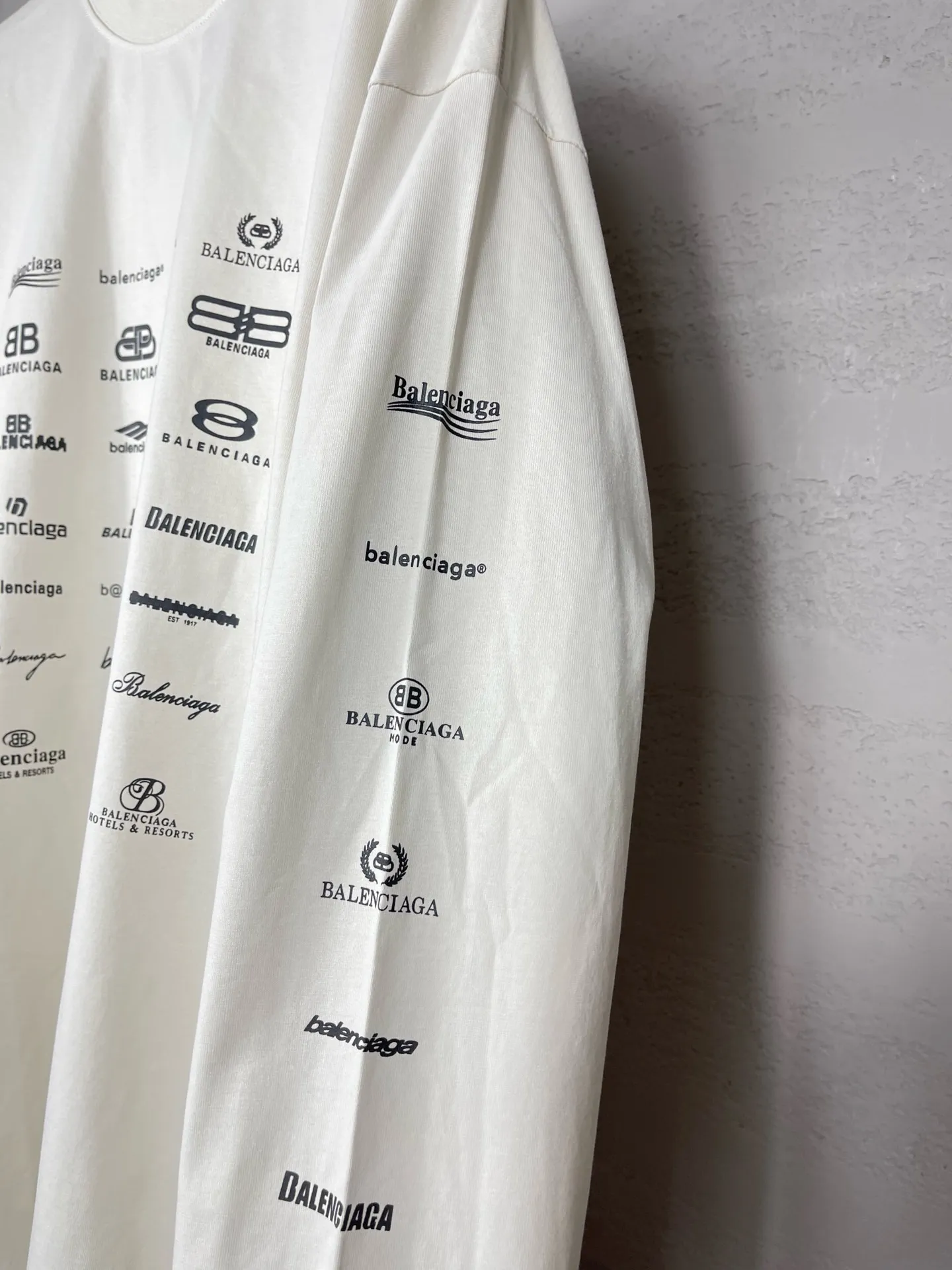 🅿️200 real photos [Top version. Official website quality] BALENCI*GA/Paris BALENCI*GA# 2024 spring and summer new style, printed with classic LOGO collection long-sleeved T-shirt. 2024 spring and summer new product. Brick cabinet synchronization. Welcome to compare. The fabric is made of Paris ZP custom-woven and dyed 100% cotton double yarn compact cotton. The weight is 260 grams, the cloth surface is clean, the cloth texture is clear, soft and comfortable. The color fastness is good. It is not easy to change color. The threads are woven and dyed with no color difference. The printing uses imported environmentally friendly rubber paddles, precision stencils, fine LOGO letters, clear letters, no burrs, and a three-dimensional effect. Restore brick cabinet. The version adopts OS loose shoulder style. Same style for men and women. Code: BL225005 Color: black, beige, pink, smoky gray, white Size: XS S M L