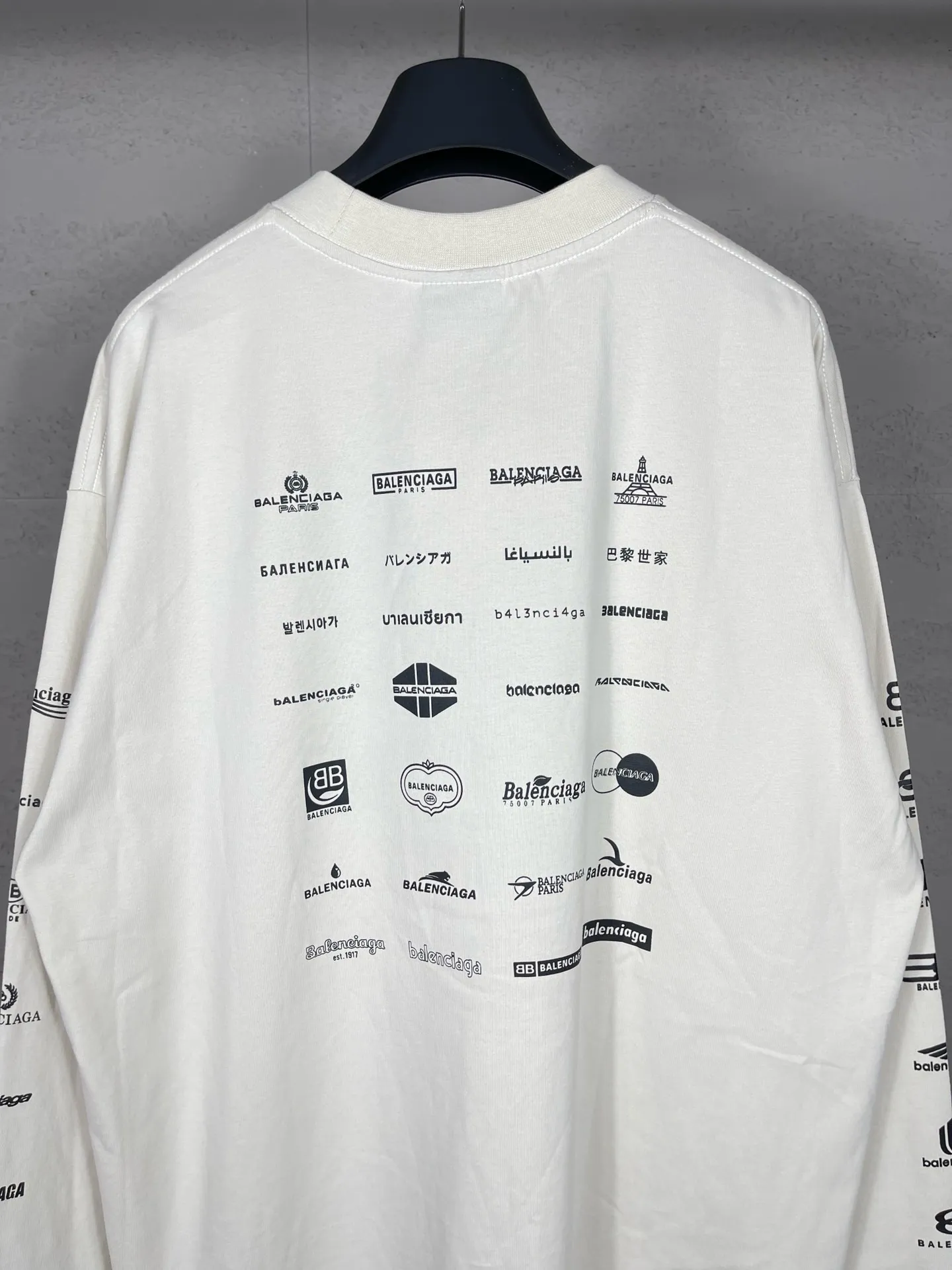 🅿️200 real photos [Top version. Official website quality] BALENCI*GA/Paris BALENCI*GA# 2024 spring and summer new style, printed with classic LOGO collection long-sleeved T-shirt. 2024 spring and summer new product. Brick cabinet synchronization. Welcome to compare. The fabric is made of Paris ZP custom-woven and dyed 100% cotton double yarn compact cotton. The weight is 260 grams, the cloth surface is clean, the cloth texture is clear, soft and comfortable. The color fastness is good. It is not easy to change color. The threads are woven and dyed with no color difference. The printing uses imported environmentally friendly rubber paddles, precision stencils, fine LOGO letters, clear letters, no burrs, and a three-dimensional effect. Restore brick cabinet. The version adopts OS loose shoulder style. Same style for men and women. Code: BL225005 Color: black, beige, pink, smoky gray, white Size: XS S M L