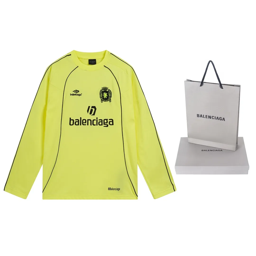 🅿️300 real photos [Top version. Official website quality] BALENCI*GA/Paris new model. Co-branded football sportswear LOGO embroidered printed long-sleeved T-shirt # The whole piece of clothing is stitched with multiple stitching edges. The craftsmanship is extremely complex and the market currency is very different. Welcome to compare 🆚. The fabric is made of Paris ZP custom-woven and dyed cotton double yarn. Weighing 260 grams, the cloth surface is clean. The cloth pattern is clear, soft and comfortable. The threads are dyed with no color difference. The classic pattern embroidery is embroidered by Tajima imported embroidery machine, and the printing uses imported glue. The letters are clear, three-dimensional and without burrs. Jubie market produces pictures based on pictures. Welcome to compare. The version adopts OS loose shoulder design. Same style for men and women. Code: BL225036 Color: black, white, pink, red, fluorescent yellow Size: XS S M L