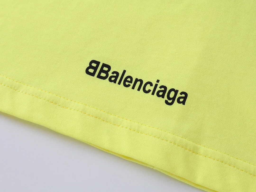 🅿️300 real photos [Top version. Official website quality] BALENCI*GA/Paris new model. Co-branded football sportswear LOGO embroidered printed long-sleeved T-shirt # The whole piece of clothing is stitched with multiple stitching edges. The craftsmanship is extremely complex and the market currency is very different. Welcome to compare 🆚. The fabric is made of Paris ZP custom-woven and dyed cotton double yarn. Weighing 260 grams, the cloth surface is clean. The cloth pattern is clear, soft and comfortable. The threads are dyed with no color difference. The classic pattern embroidery is embroidered by Tajima imported embroidery machine, and the printing uses imported glue. The letters are clear, three-dimensional and without burrs. Jubie market produces pictures based on pictures. Welcome to compare. The version adopts OS loose shoulder design. Same style for men and women. Code: BL225036 Color: black, white, pink, red, fluorescent yellow Size: XS S M L