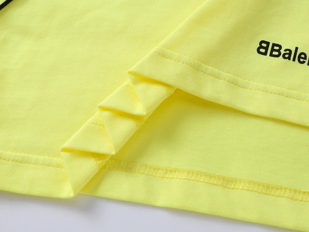 🅿️300 real photos [Top version. Official website quality] BALENCI*GA/Paris new model. Co-branded football sportswear LOGO embroidered printed long-sleeved T-shirt # The whole piece of clothing is stitched with multiple stitching edges. The craftsmanship is extremely complex and the market currency is very different. Welcome to compare 🆚. The fabric is made of Paris ZP custom-woven and dyed cotton double yarn. Weighing 260 grams, the cloth surface is clean. The cloth pattern is clear, soft and comfortable. The threads are dyed with no color difference. The classic pattern embroidery is embroidered by Tajima imported embroidery machine, and the printing uses imported glue. The letters are clear, three-dimensional and without burrs. Jubie market produces pictures based on pictures. Welcome to compare. The version adopts OS loose shoulder design. Same style for men and women. Code: BL225036 Color: black, white, pink, red, fluorescent yellow Size: XS S M L