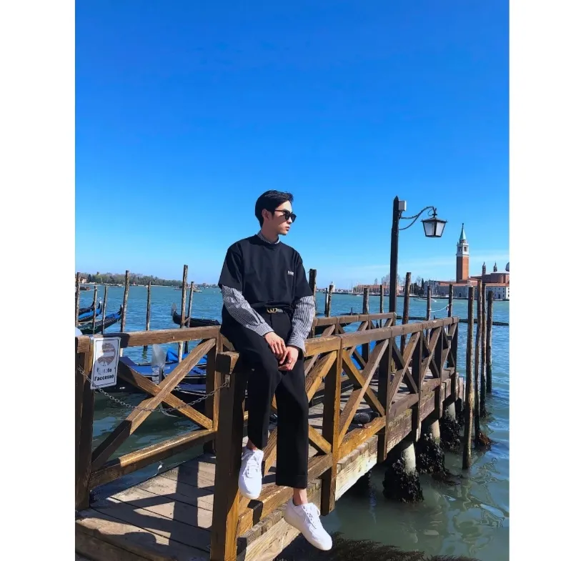 ♻️💯Refer to the model picture for the upper body❤️【Top tested version】Balenciaga Classic Loose Unisex Pure Cotton Short Sleeves. Customized fabrics and printed accessories details are reproduced one to one. It is made of 280g cotton fabric with 32 count fine double cotton yarn plain weave, and the fabric surface is treated with dust-free woolen craftsmanship. The shoulder and chain seams are made of 0.8cm bundled strips inside, and the double chain stitching on the machine side is made of pure cotton. Here is an explanation of why I am dozens of yuan more expensive than others: 1. Each model is produced by the company. The detailed workmanship and fabrics are consistent with the genuine ones. There is no color difference between the ones at the counters. Guaranteed no color difference. Replicas are not scary. Whoever is fake is embarrassed. It’s not shameful to make a replica, it’s shameful if you can’t buy the correct version if you make a replica. All of my series can be found in all major places and will be absolutely stunning!  2. The fabric is made of 280g Paris-specific double yarn. No one can make better fabrics than mine. There is really no way to compare with the ordinary version on the market. Respect it. It is authentic and costs several thousand yuan. Don’t go for the quality of street stalls. 3. The workmanship has been restored in all aspects. The packaging has been restored in all aspects. 4. I guarantee here that this is the highest quality you can find. Size: XS-L Color: Black P:240