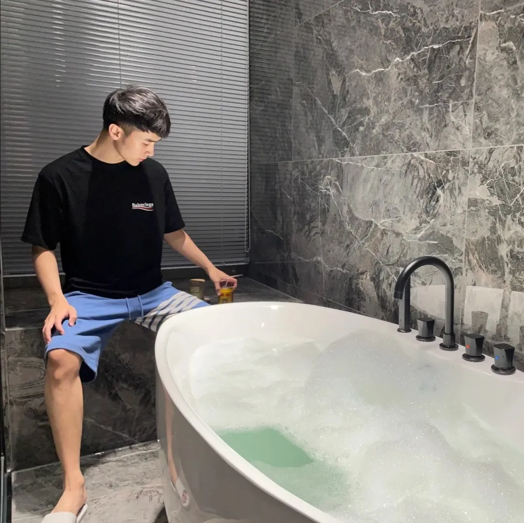 ♻️💯Refer to the model picture for the upper body❤️【Top tested version】Balenciaga Classic Loose Unisex Pure Cotton Short Sleeves. Customized fabrics and printed accessories details are reproduced one to one. It is made of 280g cotton fabric with 32 count fine double cotton yarn plain weave, and the fabric surface is treated with dust-free woolen craftsmanship. The shoulder and chain seams are made of 0.8cm bundled strips inside, and the double chain stitching on the machine side is made of pure cotton. Here is an explanation of why I am dozens of yuan more expensive than others: 1. Each model is produced by the company. The detailed workmanship and fabrics are consistent with the genuine ones. There is no color difference between the ones at the counters. Guaranteed no color difference. Replicas are not scary. Whoever is fake is embarrassed. It’s not shameful to make a replica, it’s shameful if you can’t buy the correct version if you make a replica. All of my series can be found in all major places and will be absolutely stunning!  2. The fabric is made of 280g Paris-specific double yarn. No one can make better fabrics than mine. There is really no way to compare with the ordinary version on the market. Respect it. It is authentic and costs several thousand yuan. Don’t go for the quality of street stalls. 3. The workmanship has been restored in all aspects. The packaging has been restored in all aspects. 4. I guarantee here that this is the highest quality you can find. Size: XS-L Color: Black P:240