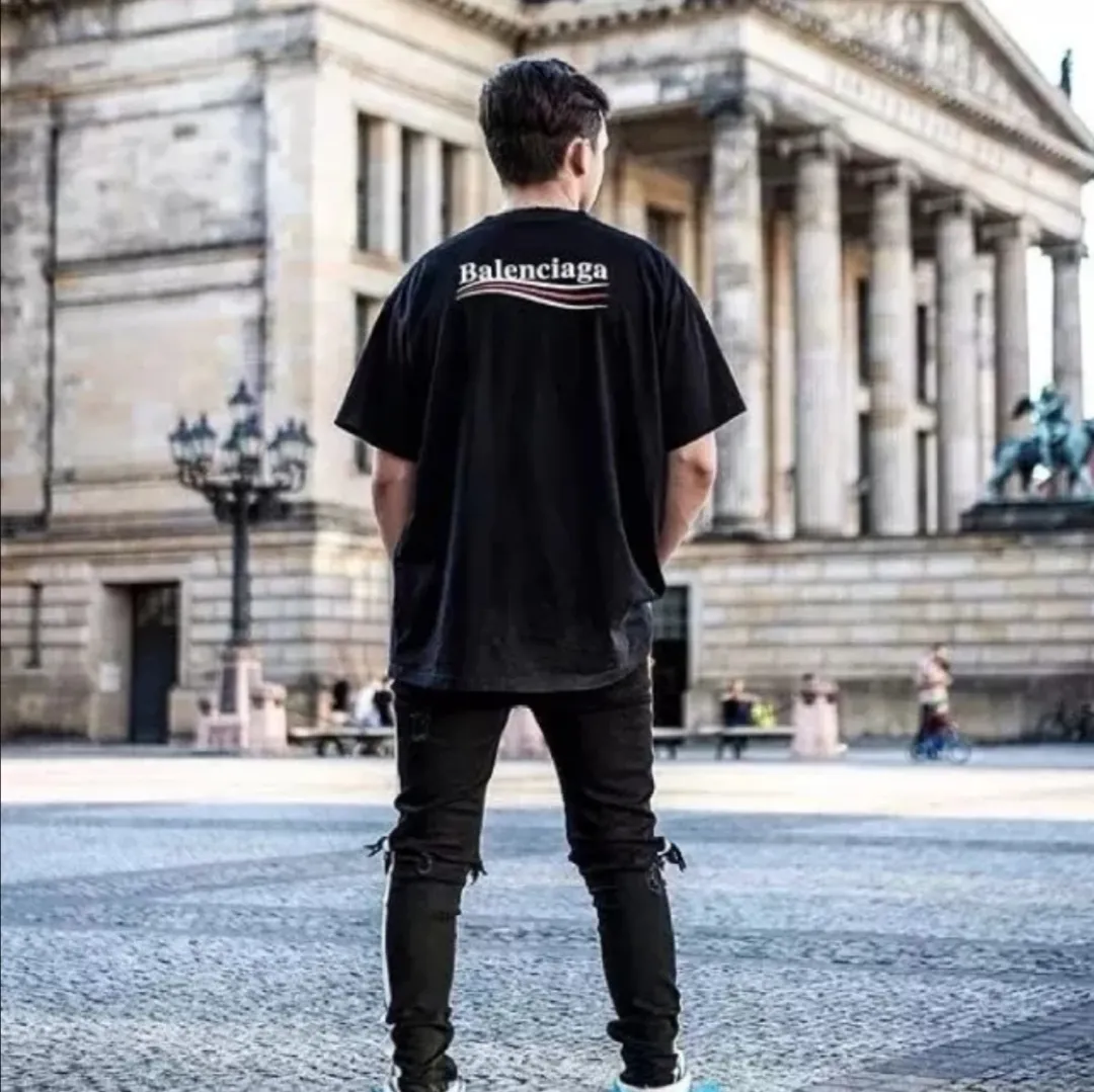 ♻️💯Refer to the model picture for the upper body❤️【Top tested version】Balenciaga Classic Loose Unisex Pure Cotton Short Sleeves. Customized fabrics and printed accessories details are reproduced one to one. It is made of 280g cotton fabric with 32 count fine double cotton yarn plain weave, and the fabric surface is treated with dust-free woolen craftsmanship. The shoulder and chain seams are made of 0.8cm bundled strips inside, and the double chain stitching on the machine side is made of pure cotton. Here is an explanation of why I am dozens of yuan more expensive than others: 1. Each model is produced by the company. The detailed workmanship and fabrics are consistent with the genuine ones. There is no color difference between the ones at the counters. Guaranteed no color difference. Replicas are not scary. Whoever is fake is embarrassed. It’s not shameful to make a replica, it’s shameful if you can’t buy the correct version if you make a replica. All of my series can be found in all major places and will be absolutely stunning!  2. The fabric is made of 280g Paris-specific double yarn. No one can make better fabrics than mine. There is really no way to compare with the ordinary version on the market. Respect it. It is authentic and costs several thousand yuan. Don’t go for the quality of street stalls. 3. The workmanship has been restored in all aspects. The packaging has been restored in all aspects. 4. I guarantee here that this is the highest quality you can find. Size: XS-L Color: Black P:240