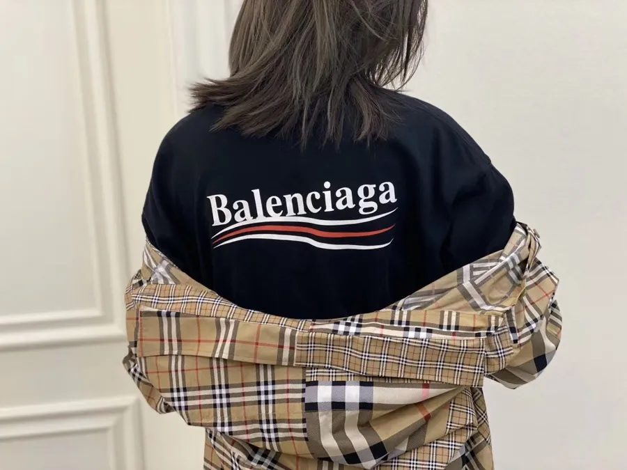 ♻️💯Refer to the model picture for the upper body❤️【Top tested version】Balenciaga Classic Loose Unisex Pure Cotton Short Sleeves. Customized fabrics and printed accessories details are reproduced one to one. It is made of 280g cotton fabric with 32 count fine double cotton yarn plain weave, and the fabric surface is treated with dust-free woolen craftsmanship. The shoulder and chain seams are made of 0.8cm bundled strips inside, and the double chain stitching on the machine side is made of pure cotton. Here is an explanation of why I am dozens of yuan more expensive than others: 1. Each model is produced by the company. The detailed workmanship and fabrics are consistent with the genuine ones. There is no color difference between the ones at the counters. Guaranteed no color difference. Replicas are not scary. Whoever is fake is embarrassed. It’s not shameful to make a replica, it’s shameful if you can’t buy the correct version if you make a replica. All of my series can be found in all major places and will be absolutely stunning!  2. The fabric is made of 280g Paris-specific double yarn. No one can make better fabrics than mine. There is really no way to compare with the ordinary version on the market. Respect it. It is authentic and costs several thousand yuan. Don’t go for the quality of street stalls. 3. The workmanship has been restored in all aspects. The packaging has been restored in all aspects. 4. I guarantee here that this is the highest quality you can find. Size: XS-L Color: Black P:240