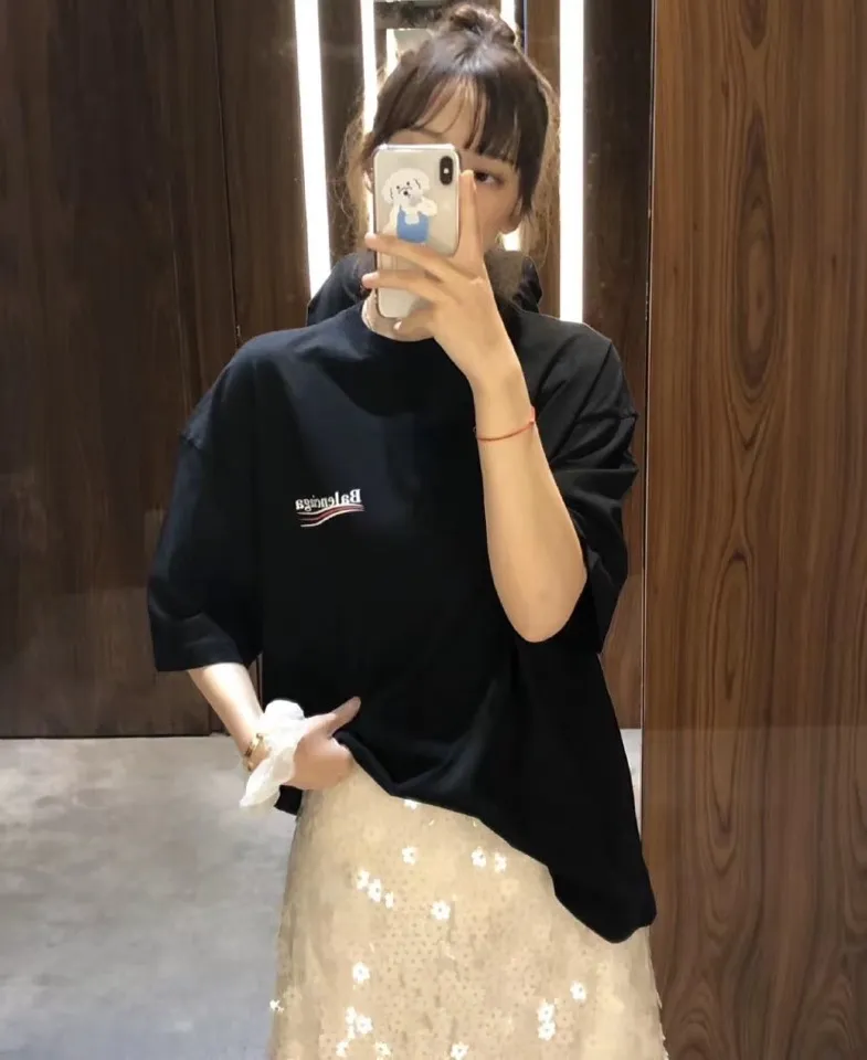 ♻️💯Refer to the model picture for the upper body❤️【Top tested version】Balenciaga Classic Loose Unisex Pure Cotton Short Sleeves. Customized fabrics and printed accessories details are reproduced one to one. It is made of 280g cotton fabric with 32 count fine double cotton yarn plain weave, and the fabric surface is treated with dust-free woolen craftsmanship. The shoulder and chain seams are made of 0.8cm bundled strips inside, and the double chain stitching on the machine side is made of pure cotton. Here is an explanation of why I am dozens of yuan more expensive than others: 1. Each model is produced by the company. The detailed workmanship and fabrics are consistent with the genuine ones. There is no color difference between the ones at the counters. Guaranteed no color difference. Replicas are not scary. Whoever is fake is embarrassed. It’s not shameful to make a replica, it’s shameful if you can’t buy the correct version if you make a replica. All of my series can be found in all major places and will be absolutely stunning!  2. The fabric is made of 280g Paris-specific double yarn. No one can make better fabrics than mine. There is really no way to compare with the ordinary version on the market. Respect it. It is authentic and costs several thousand yuan. Don’t go for the quality of street stalls. 3. The workmanship has been restored in all aspects. The packaging has been restored in all aspects. 4. I guarantee here that this is the highest quality you can find. Size: XS-L Color: Black P:240