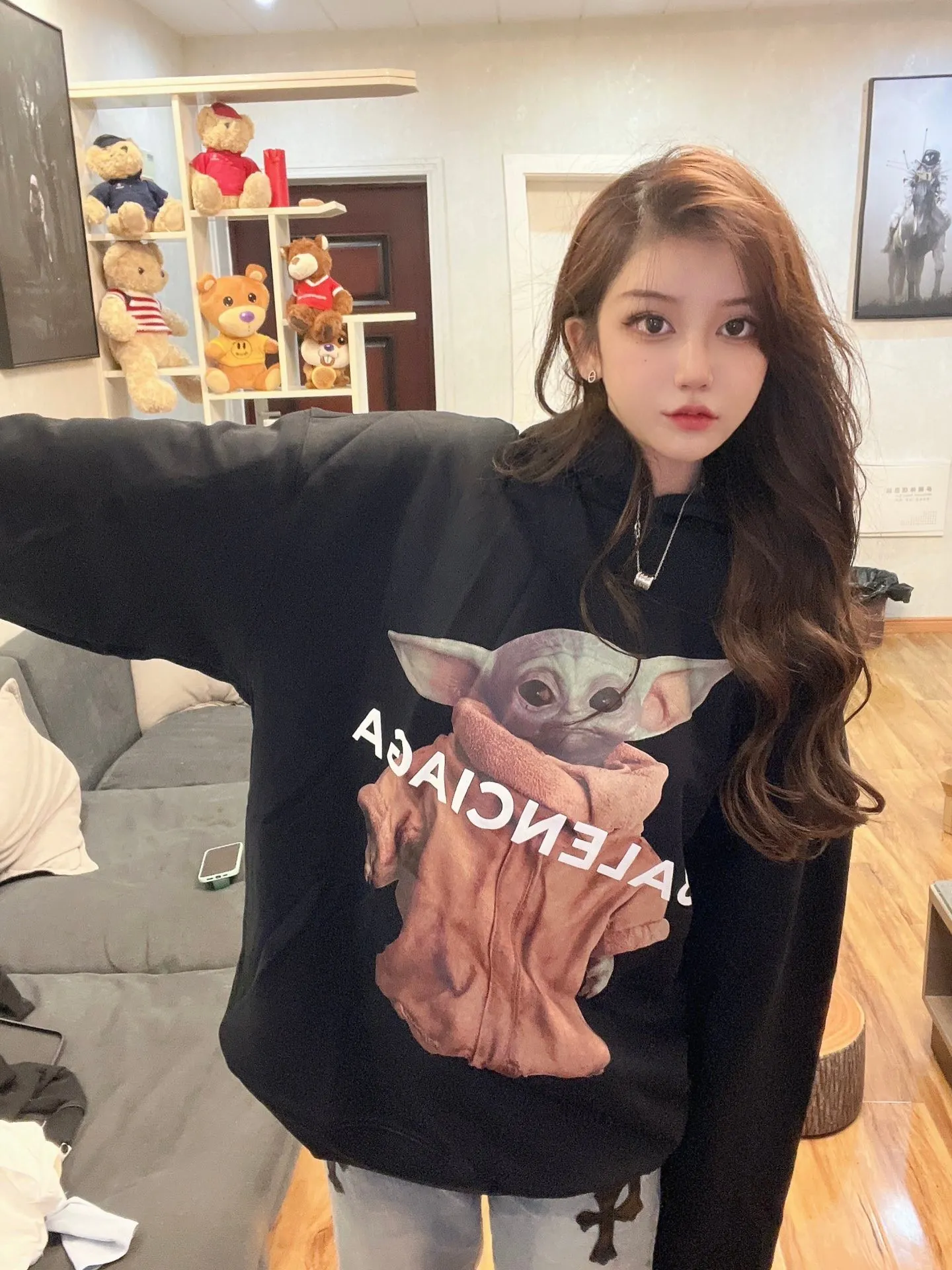 ♻️💯Upper body reference model picture❤️Top tested version BALENCIAGA Balenciaga The Mandalorian Baby Yoda pure cotton loose and breathable autumn and winter pure cotton hoodie sweatshirt for male and female couples Grogu, a character in the "Star Wars" series of film and television series, appeared in the American TV series "The Mandalorian". Grogu and Yoda are of the same race. Although he is still in the toddler stage, he is born with powerful force. This model is really explosive. The front piece is printed with Kornit digital direct printing. The color painting has an even transition of shades and a strong image. 3D restores the real texture of characters! The fabric is made of 480g imported knitted combed terry. The fabric is very silky, loose and drapey. Color: Black White Size: XS-L P:490