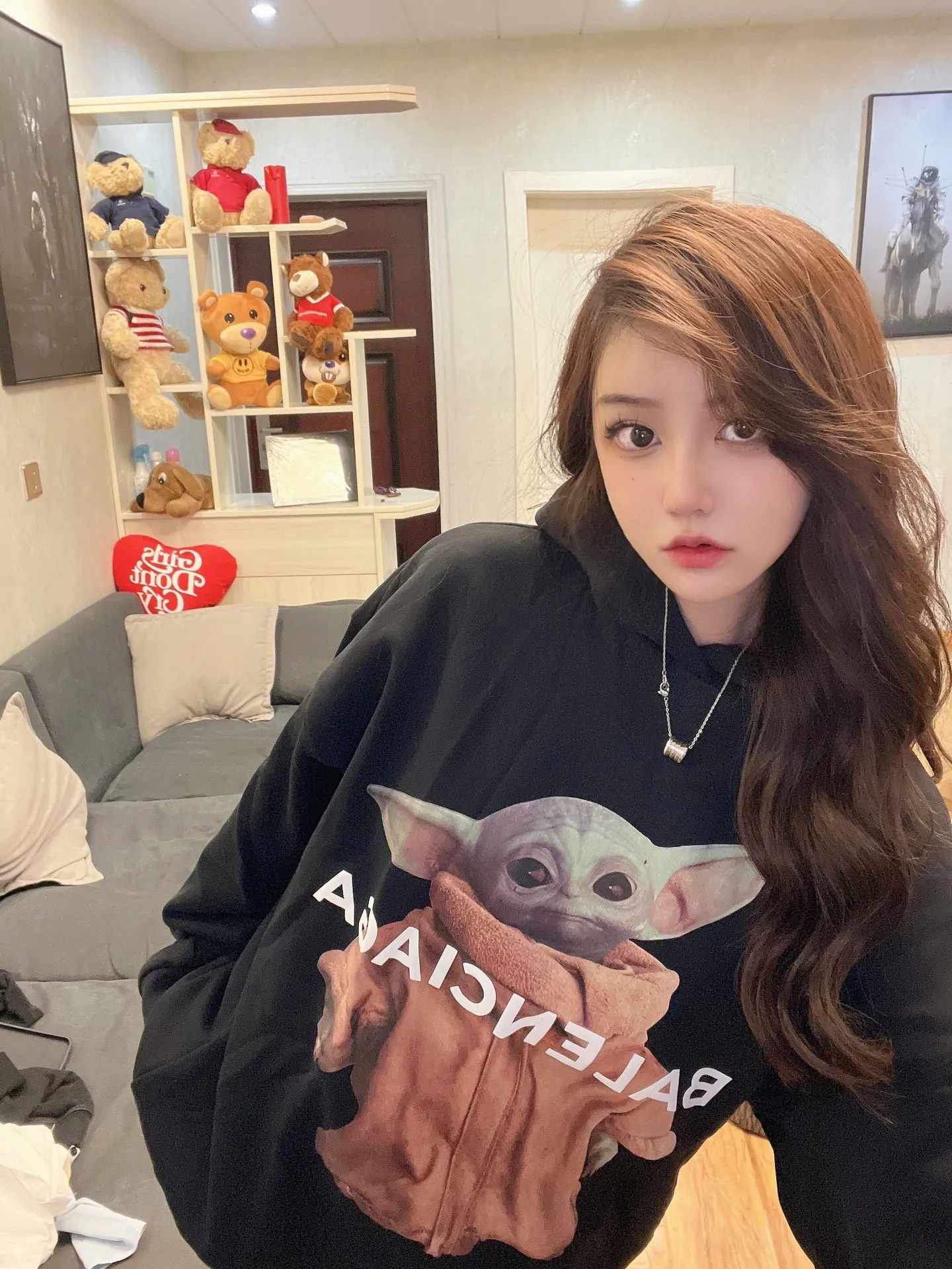 ♻️💯Upper body reference model picture❤️Top tested version BALENCIAGA Balenciaga The Mandalorian Baby Yoda pure cotton loose and breathable autumn and winter pure cotton hoodie sweatshirt for male and female couples Grogu, a character in the "Star Wars" series of film and television series, appeared in the American TV series "The Mandalorian". Grogu and Yoda are of the same race. Although he is still in the toddler stage, he is born with powerful force. This model is really explosive. The front piece is printed with Kornit digital direct printing. The color painting has an even transition of shades and a strong image. 3D restores the real texture of characters! The fabric is made of 480g imported knitted combed terry. The fabric is very silky, loose and drapey. Color: Black White Size: XS-L P:490
