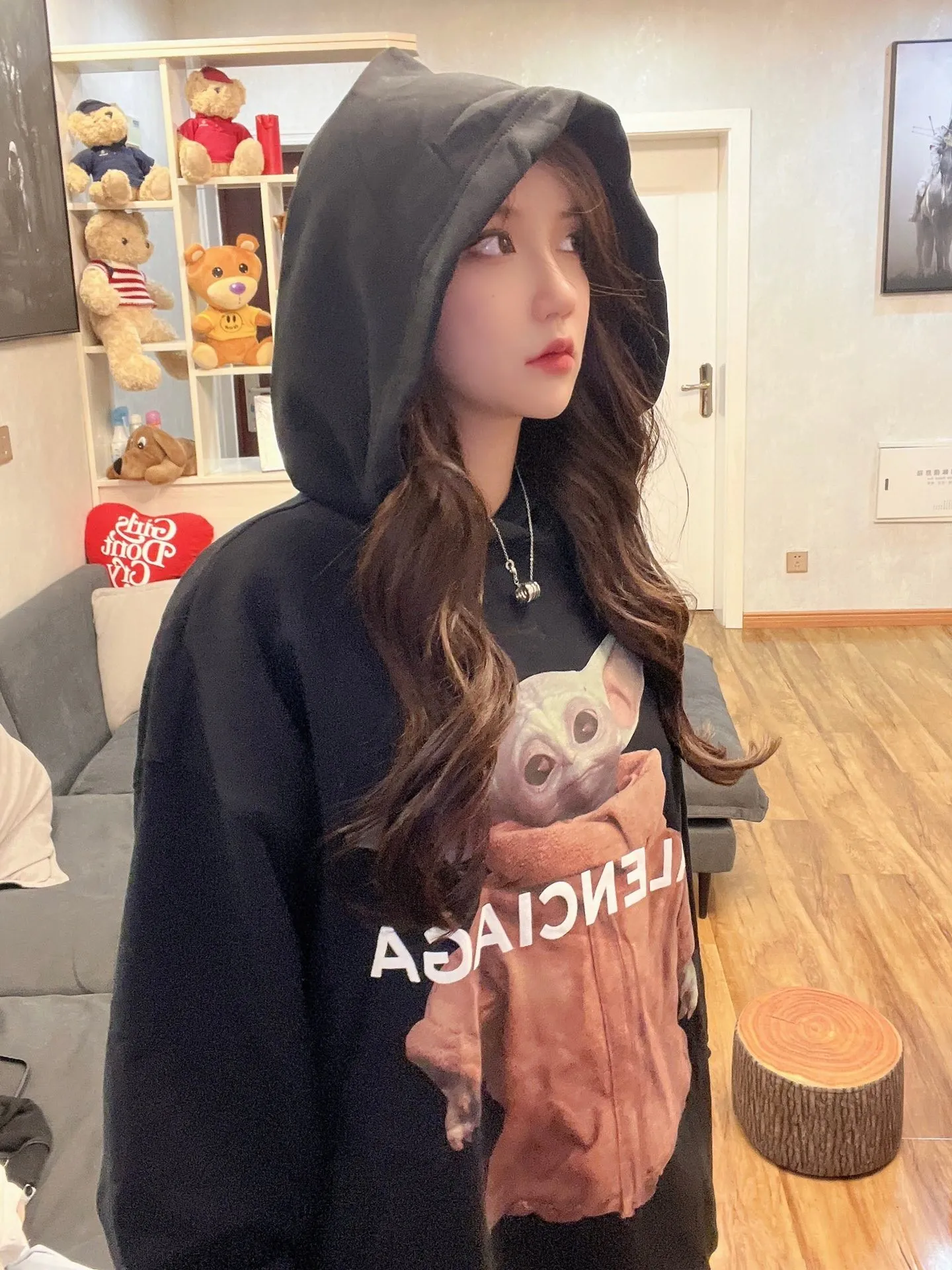 ♻️💯Upper body reference model picture❤️Top tested version BALENCIAGA Balenciaga The Mandalorian Baby Yoda pure cotton loose and breathable autumn and winter pure cotton hoodie sweatshirt for male and female couples Grogu, a character in the "Star Wars" series of film and television series, appeared in the American TV series "The Mandalorian". Grogu and Yoda are of the same race. Although he is still in the toddler stage, he is born with powerful force. This model is really explosive. The front piece is printed with Kornit digital direct printing. The color painting has an even transition of shades and a strong image. 3D restores the real texture of characters! The fabric is made of 480g imported knitted combed terry. The fabric is very silky, loose and drapey. Color: Black White Size: XS-L P:490