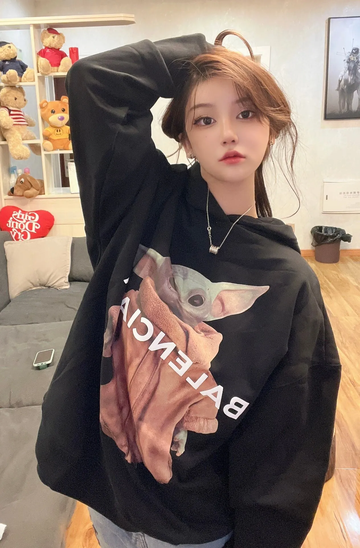 ♻️💯Upper body reference model picture❤️Top tested version BALENCIAGA Balenciaga The Mandalorian Baby Yoda pure cotton loose and breathable autumn and winter pure cotton hoodie sweatshirt for male and female couples Grogu, a character in the "Star Wars" series of film and television series, appeared in the American TV series "The Mandalorian". Grogu and Yoda are of the same race. Although he is still in the toddler stage, he is born with powerful force. This model is really explosive. The front piece is printed with Kornit digital direct printing. The color painting has an even transition of shades and a strong image. 3D restores the real texture of characters! The fabric is made of 480g imported knitted combed terry. The fabric is very silky, loose and drapey. Color: Black White Size: XS-L P:490