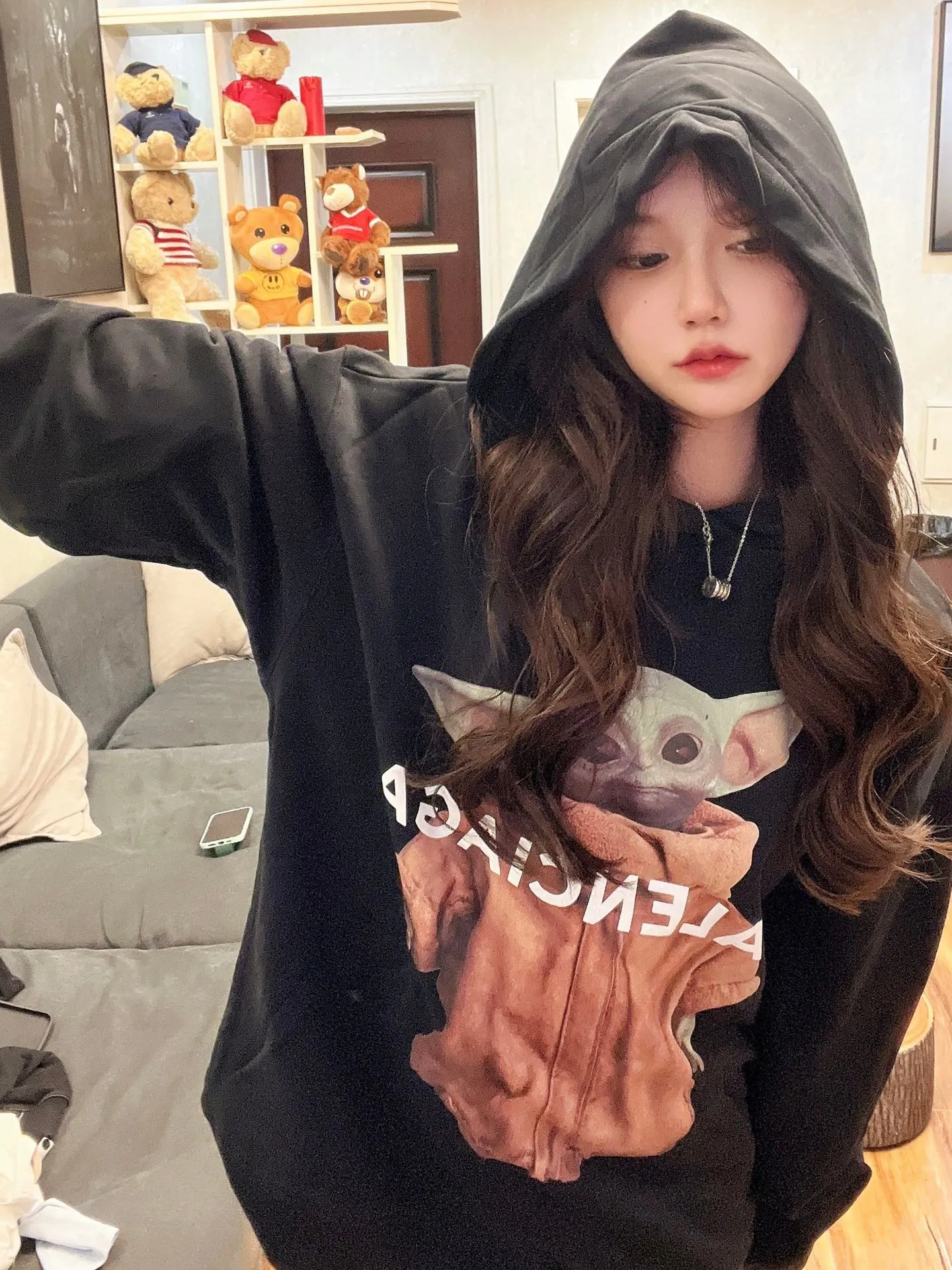 ♻️💯Upper body reference model picture❤️Top tested version BALENCIAGA Balenciaga The Mandalorian Baby Yoda pure cotton loose and breathable autumn and winter pure cotton hoodie sweatshirt for male and female couples Grogu, a character in the "Star Wars" series of film and television series, appeared in the American TV series "The Mandalorian". Grogu and Yoda are of the same race. Although he is still in the toddler stage, he is born with powerful force. This model is really explosive. The front piece is printed with Kornit digital direct printing. The color painting has an even transition of shades and a strong image. 3D restores the real texture of characters! The fabric is made of 480g imported knitted combed terry. The fabric is very silky, loose and drapey. Color: Black White Size: XS-L P:490