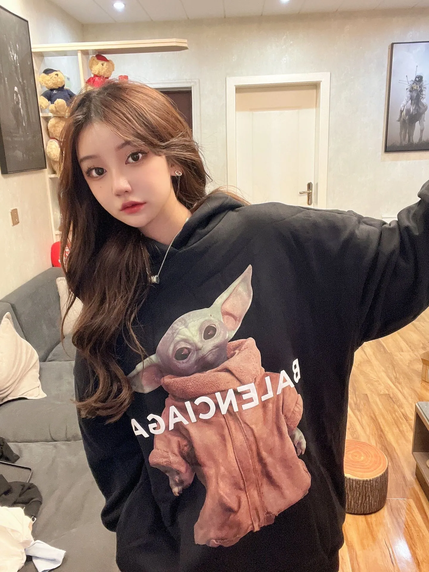 ♻️💯Upper body reference model picture❤️Top tested version BALENCIAGA Balenciaga The Mandalorian Baby Yoda pure cotton loose and breathable autumn and winter pure cotton hoodie sweatshirt for male and female couples Grogu, a character in the "Star Wars" series of film and television series, appeared in the American TV series "The Mandalorian". Grogu and Yoda are of the same race. Although he is still in the toddler stage, he is born with powerful force. This model is really explosive. The front piece is printed with Kornit digital direct printing. The color painting has an even transition of shades and a strong image. 3D restores the real texture of characters! The fabric is made of 480g imported knitted combed terry. The fabric is very silky, loose and drapey. Color: Black White Size: XS-L P:490