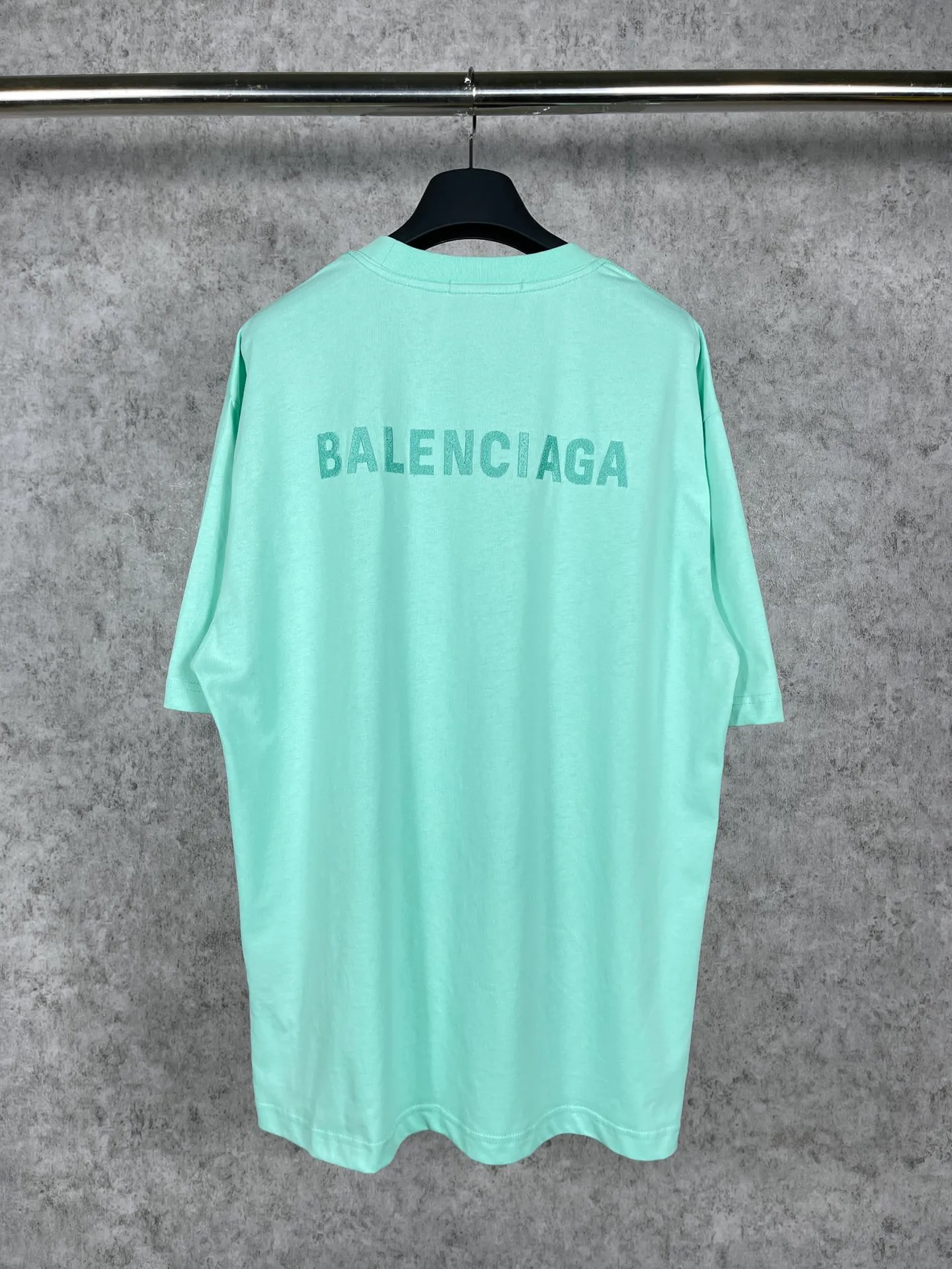 🅿️166 real photos [Top version. Official website quality] BALENCI*GA/Paris #Classic style. Classic letter embroidered short-sleeved T-shirt on the front and back #2023 spring and summer brick cabinet synchronization.                       The fabric is made of Paris ZP custom-woven and dyed cotton double yarn, weighing 260 grams. The cloth surface is clean. The cloth pattern is clear, soft and comfortable. The threads are dyed with no color difference. The classic letters are embroidered with an imported embroidery machine. The letters are clear and the effect is three-dimensional, restoring the brick cabinet. The version adopts the OS loose shoulder style. Same style for men and women. Coding: BL223006 Color: smoke gray, purple, light green, peacock blue, black, rice coffee, gray green Size: XS S M L