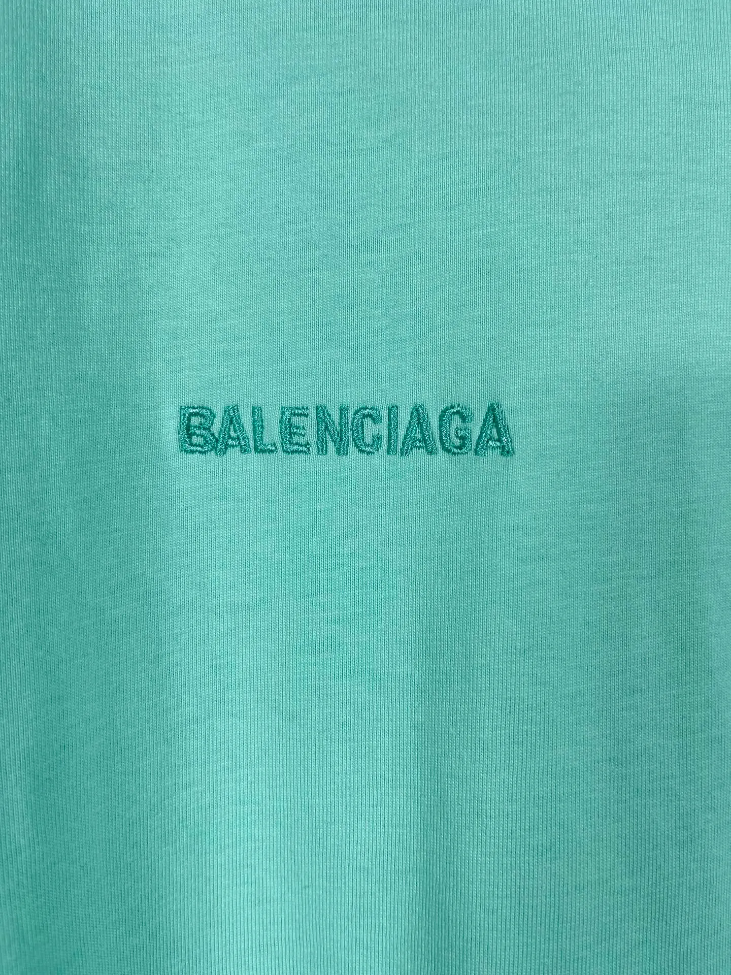 🅿️166 real photos [Top version. Official website quality] BALENCI*GA/Paris #Classic style. Classic letter embroidered short-sleeved T-shirt on the front and back #2023 spring and summer brick cabinet synchronization.                       The fabric is made of Paris ZP custom-woven and dyed cotton double yarn, weighing 260 grams. The cloth surface is clean. The cloth pattern is clear, soft and comfortable. The threads are dyed with no color difference. The classic letters are embroidered with an imported embroidery machine. The letters are clear and the effect is three-dimensional, restoring the brick cabinet. The version adopts the OS loose shoulder style. Same style for men and women. Coding: BL223006 Color: smoke gray, purple, light green, peacock blue, black, rice coffee, gray green Size: XS S M L