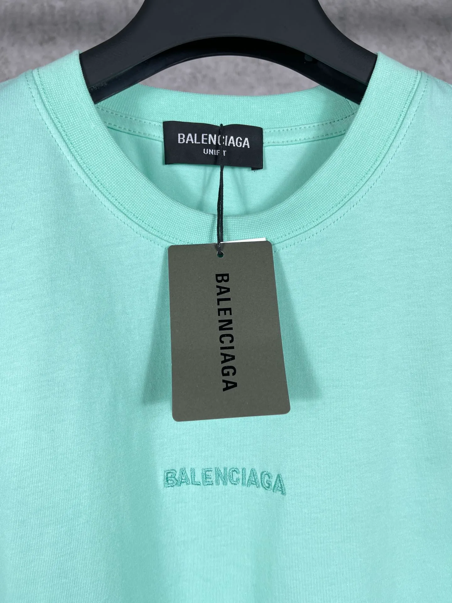 🅿️166 real photos [Top version. Official website quality] BALENCI*GA/Paris #Classic style. Classic letter embroidered short-sleeved T-shirt on the front and back #2023 spring and summer brick cabinet synchronization.                       The fabric is made of Paris ZP custom-woven and dyed cotton double yarn, weighing 260 grams. The cloth surface is clean. The cloth pattern is clear, soft and comfortable. The threads are dyed with no color difference. The classic letters are embroidered with an imported embroidery machine. The letters are clear and the effect is three-dimensional, restoring the brick cabinet. The version adopts the OS loose shoulder style. Same style for men and women. Coding: BL223006 Color: smoke gray, purple, light green, peacock blue, black, rice coffee, gray green Size: XS S M L
