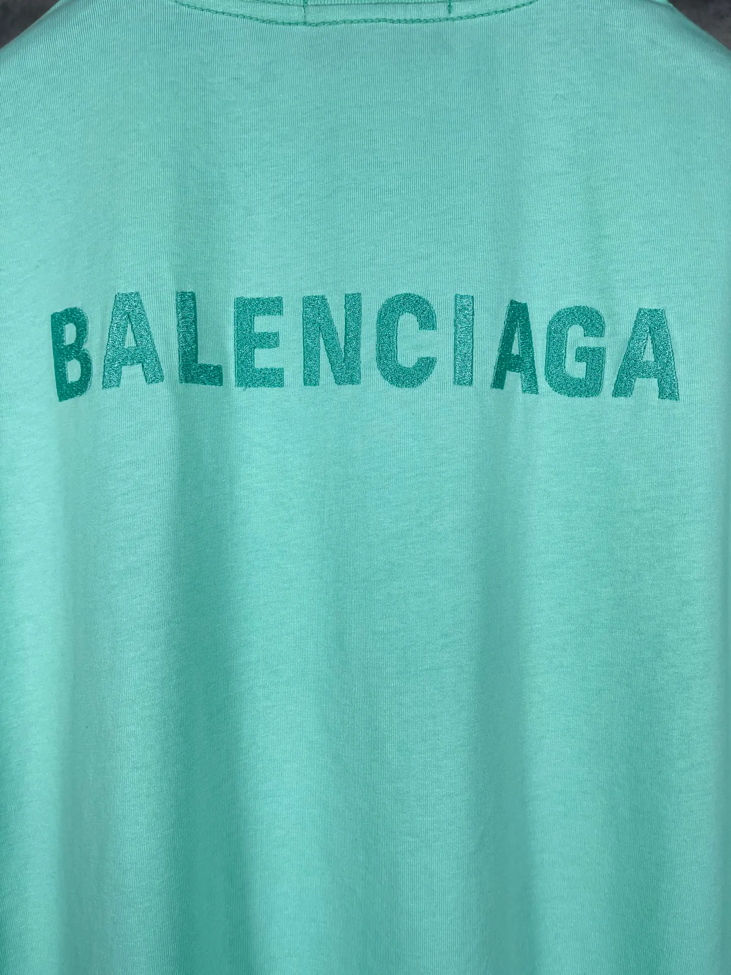 🅿️166 real photos [Top version. Official website quality] BALENCI*GA/Paris #Classic style. Classic letter embroidered short-sleeved T-shirt on the front and back #2023 spring and summer brick cabinet synchronization.                       The fabric is made of Paris ZP custom-woven and dyed cotton double yarn, weighing 260 grams. The cloth surface is clean. The cloth pattern is clear, soft and comfortable. The threads are dyed with no color difference. The classic letters are embroidered with an imported embroidery machine. The letters are clear and the effect is three-dimensional, restoring the brick cabinet. The version adopts the OS loose shoulder style. Same style for men and women. Coding: BL223006 Color: smoke gray, purple, light green, peacock blue, black, rice coffee, gray green Size: XS S M L
