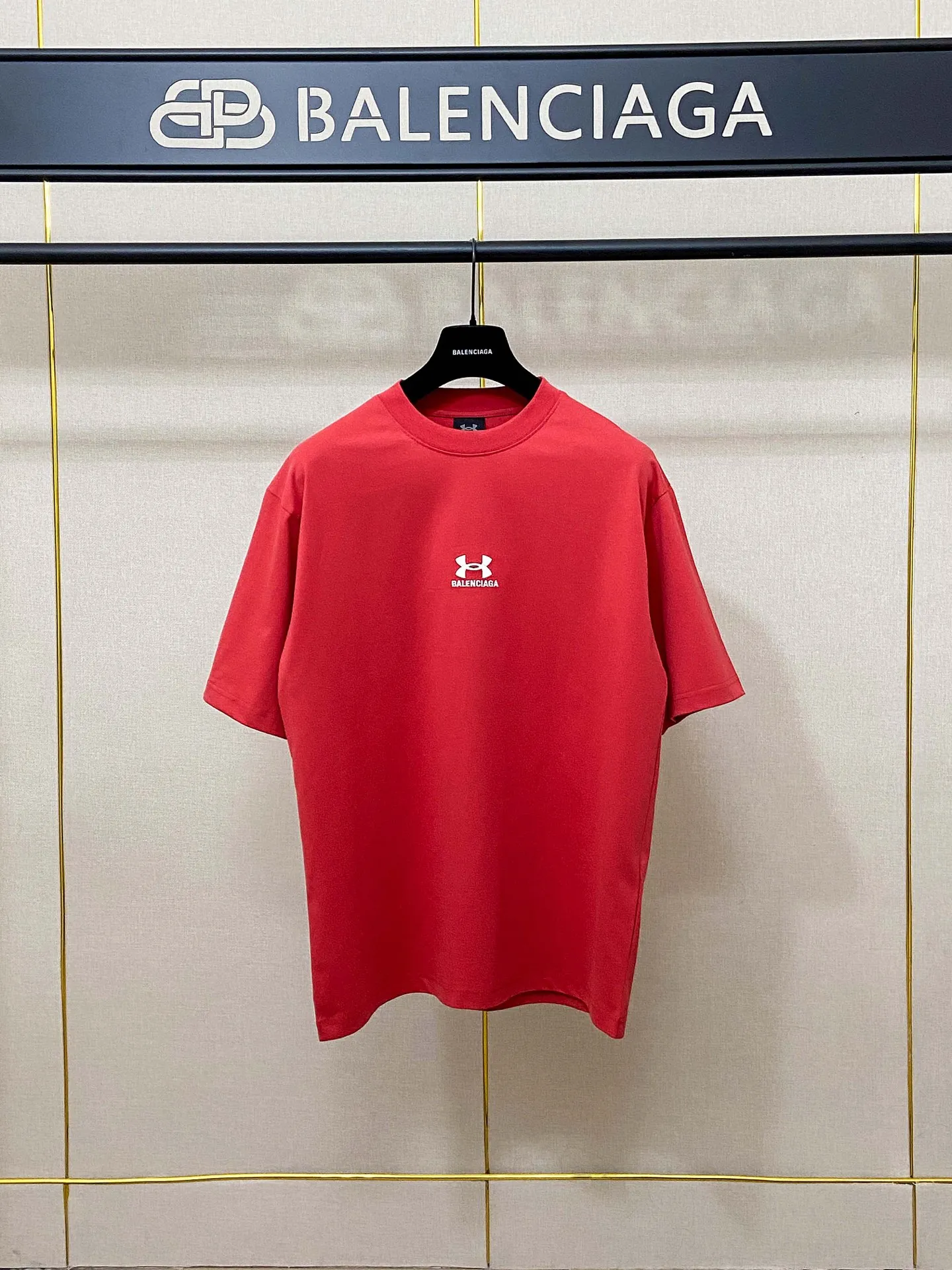 🅿️170 9158# Actual pictures Top version [[BALENCIA*GA] Official website quality New Paris co-branded UnderArmour front and rear embroidered short-sleeved T-shirt OS version Loose dropped shoulders Unisex Fabric: 260g 100% cotton double yarn Process: Front and back embroidery Garment washing Shape solid color Color: Black Red Size: XS S M L