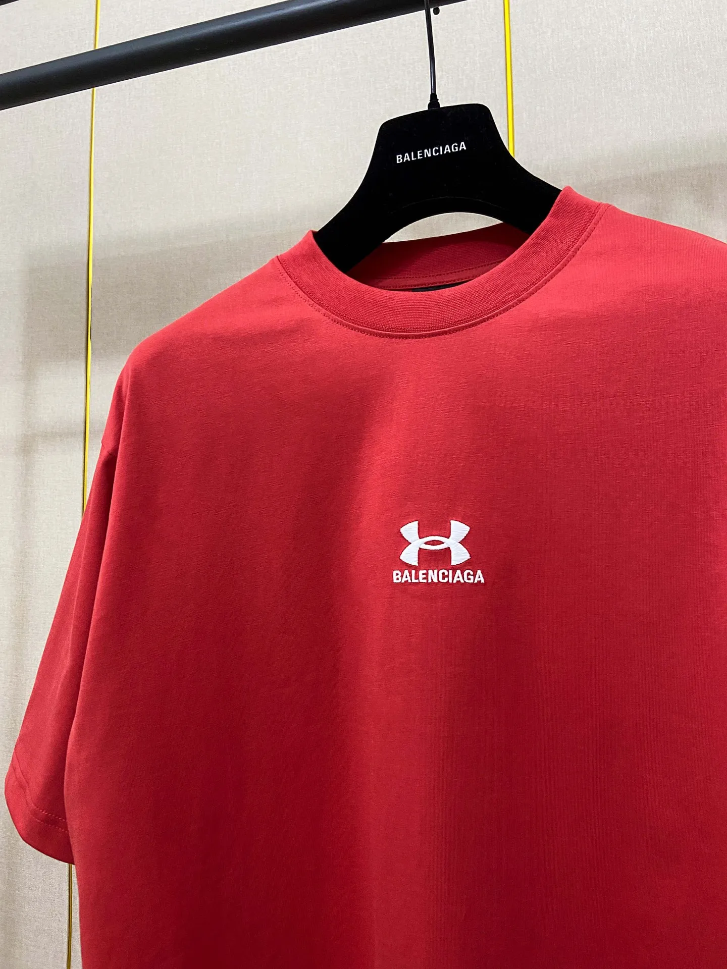 🅿️170 9158# Actual pictures Top version [[BALENCIA*GA] Official website quality New Paris co-branded UnderArmour front and rear embroidered short-sleeved T-shirt OS version Loose dropped shoulders Unisex Fabric: 260g 100% cotton double yarn Process: Front and back embroidery Garment washing Shape solid color Color: Black Red Size: XS S M L