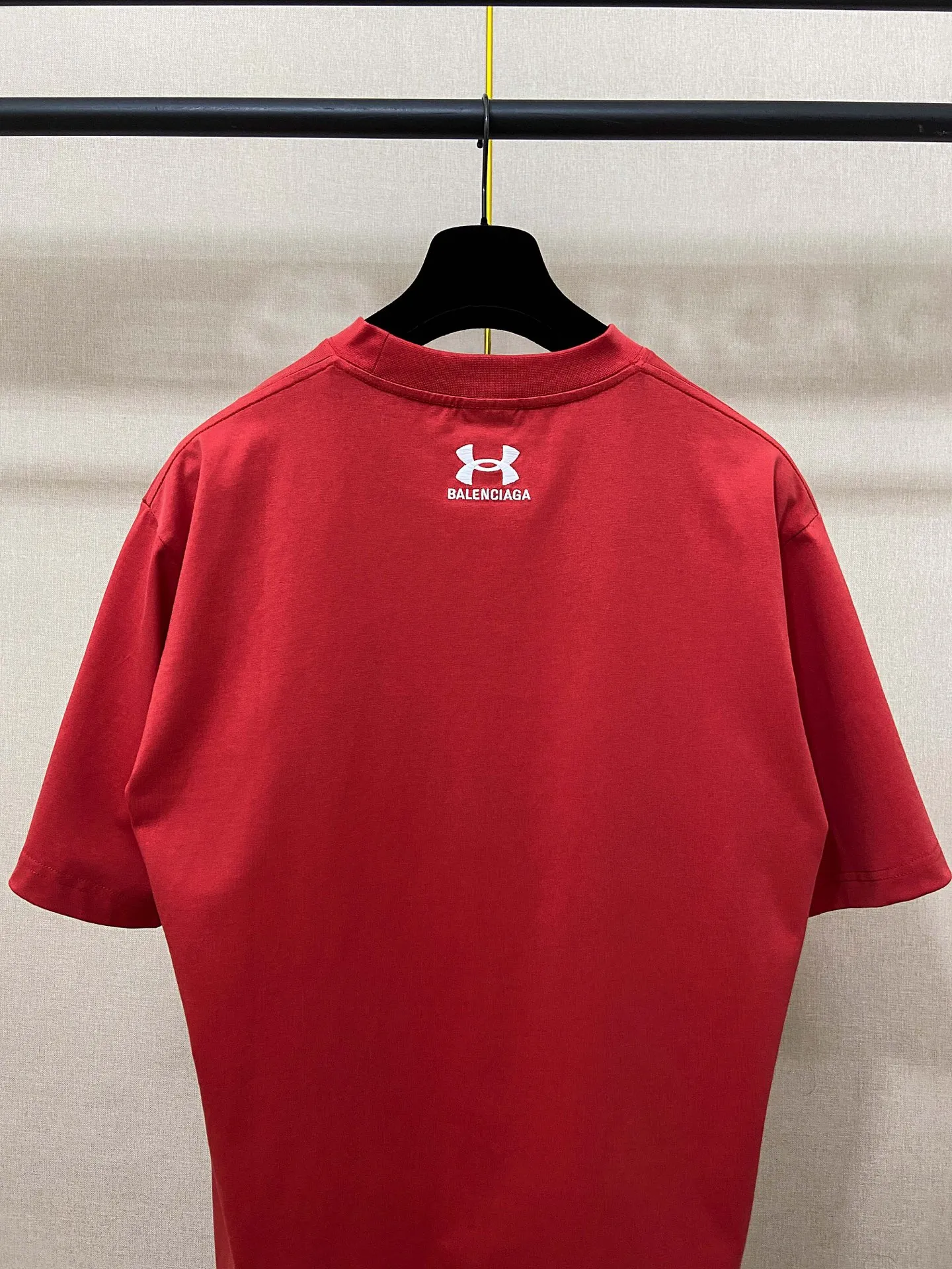 🅿️170 9158# Actual pictures Top version [[BALENCIA*GA] Official website quality New Paris co-branded UnderArmour front and rear embroidered short-sleeved T-shirt OS version Loose dropped shoulders Unisex Fabric: 260g 100% cotton double yarn Process: Front and back embroidery Garment washing Shape solid color Color: Black Red Size: XS S M L