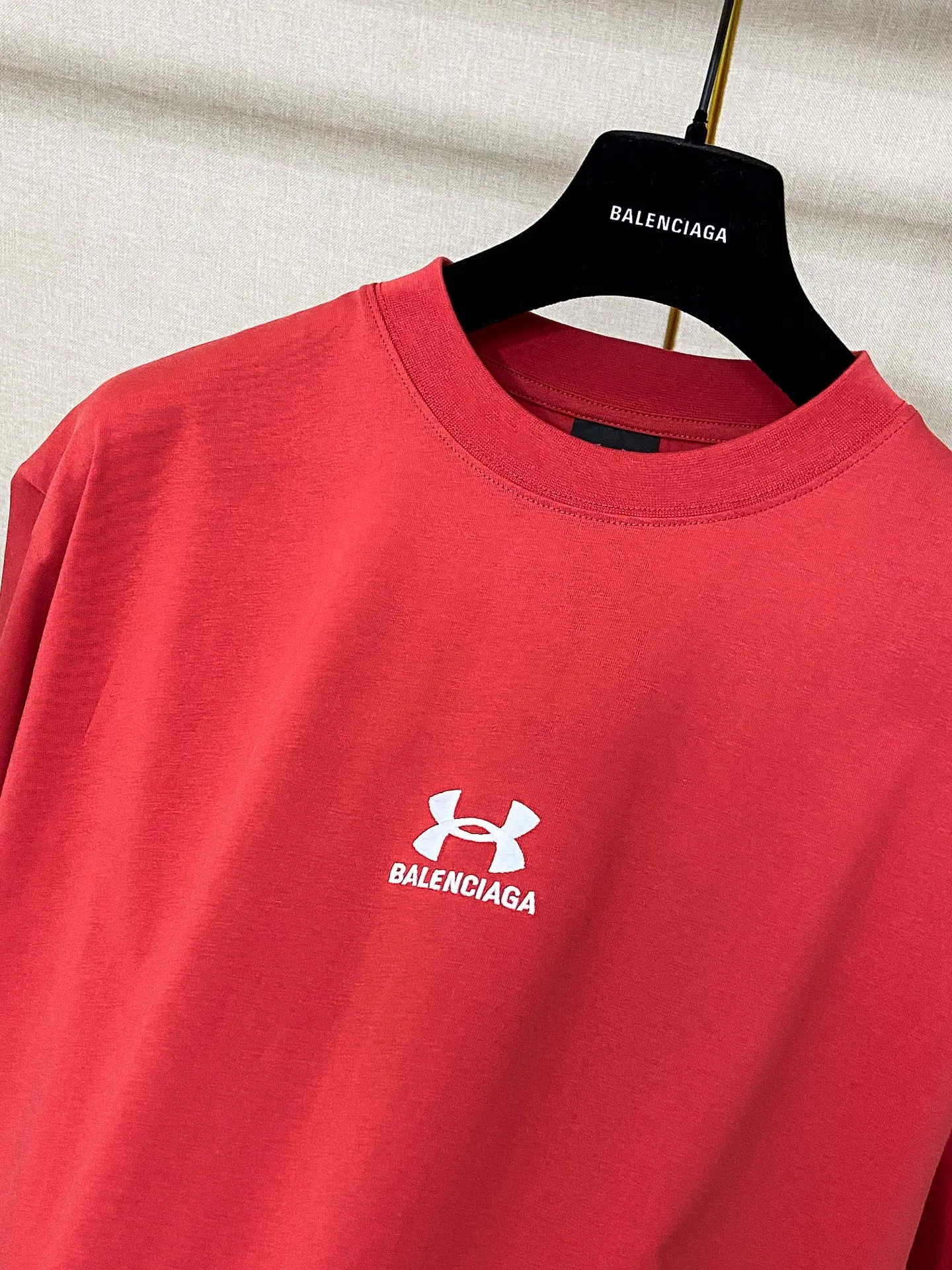 🅿️170 9158# Actual pictures Top version [[BALENCIA*GA] Official website quality New Paris co-branded UnderArmour front and rear embroidered short-sleeved T-shirt OS version Loose dropped shoulders Unisex Fabric: 260g 100% cotton double yarn Process: Front and back embroidery Garment washing Shape solid color Color: Black Red Size: XS S M L