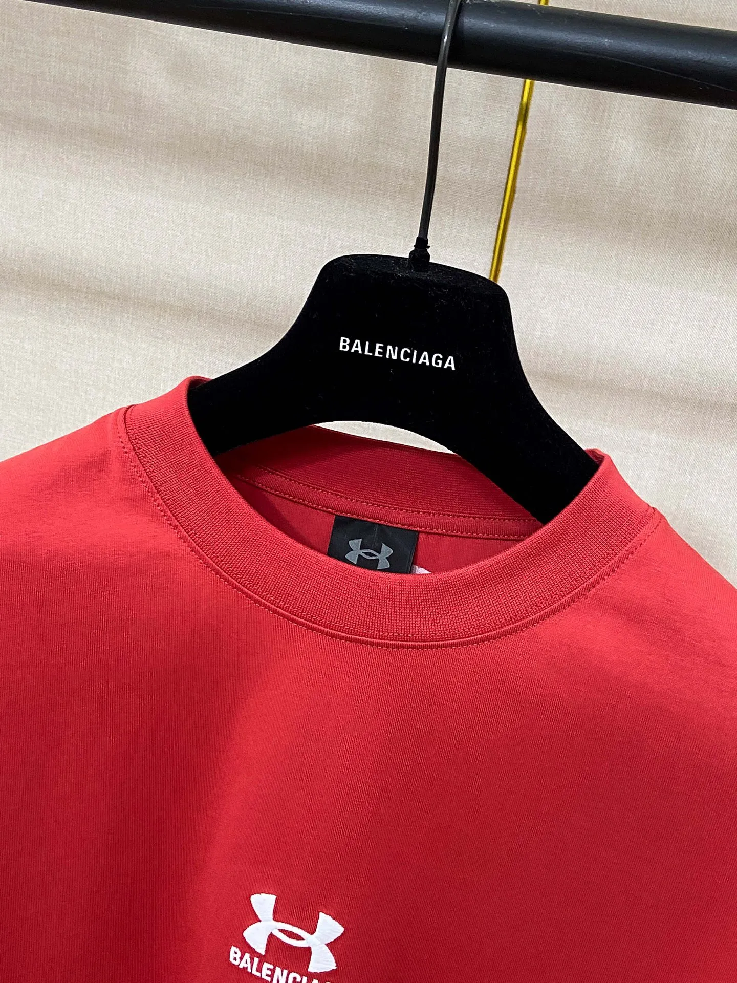 🅿️170 9158# Actual pictures Top version [[BALENCIA*GA] Official website quality New Paris co-branded UnderArmour front and rear embroidered short-sleeved T-shirt OS version Loose dropped shoulders Unisex Fabric: 260g 100% cotton double yarn Process: Front and back embroidery Garment washing Shape solid color Color: Black Red Size: XS S M L