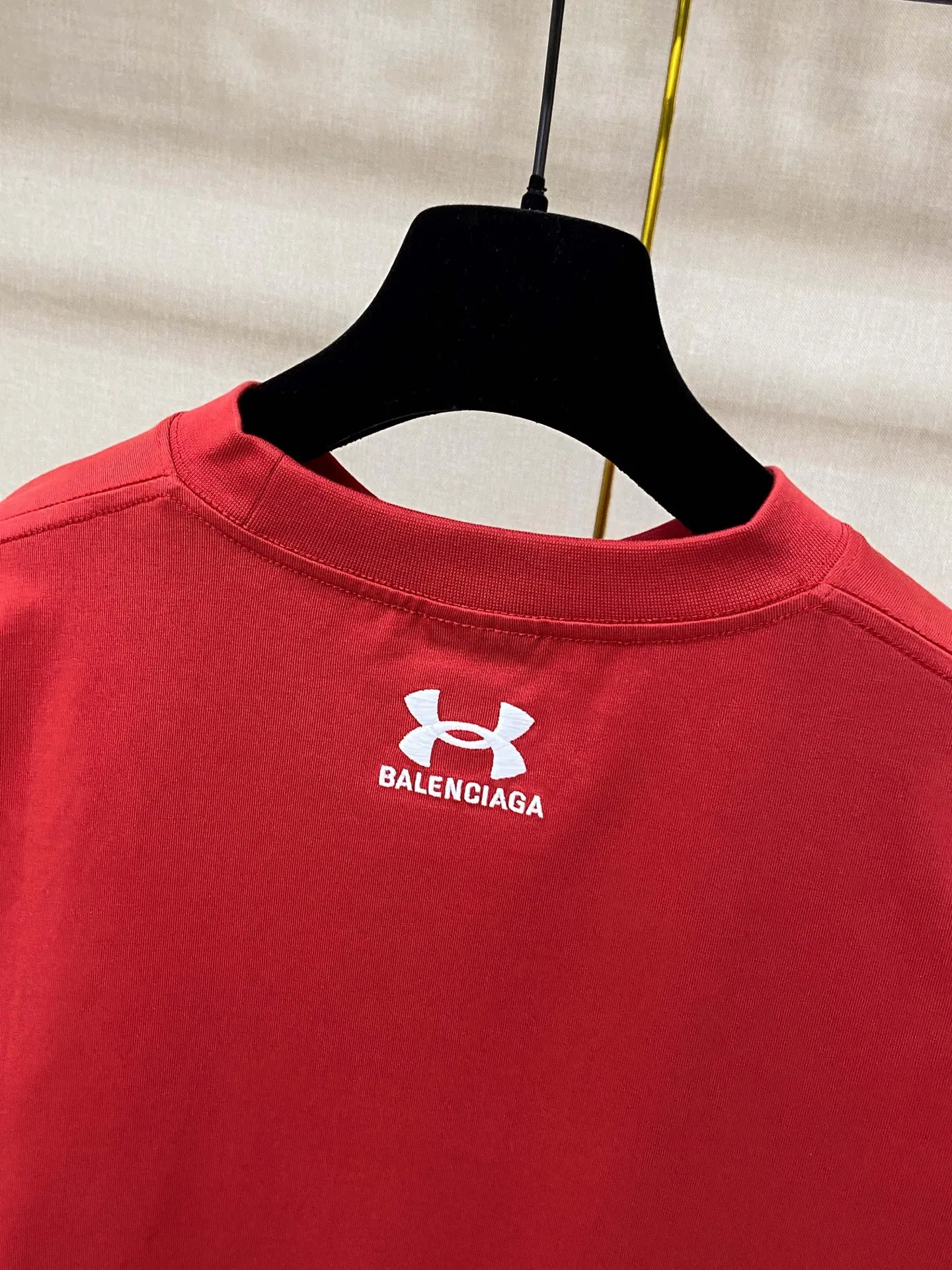 🅿️170 9158# Actual pictures Top version [[BALENCIA*GA] Official website quality New Paris co-branded UnderArmour front and rear embroidered short-sleeved T-shirt OS version Loose dropped shoulders Unisex Fabric: 260g 100% cotton double yarn Process: Front and back embroidery Garment washing Shape solid color Color: Black Red Size: XS S M L