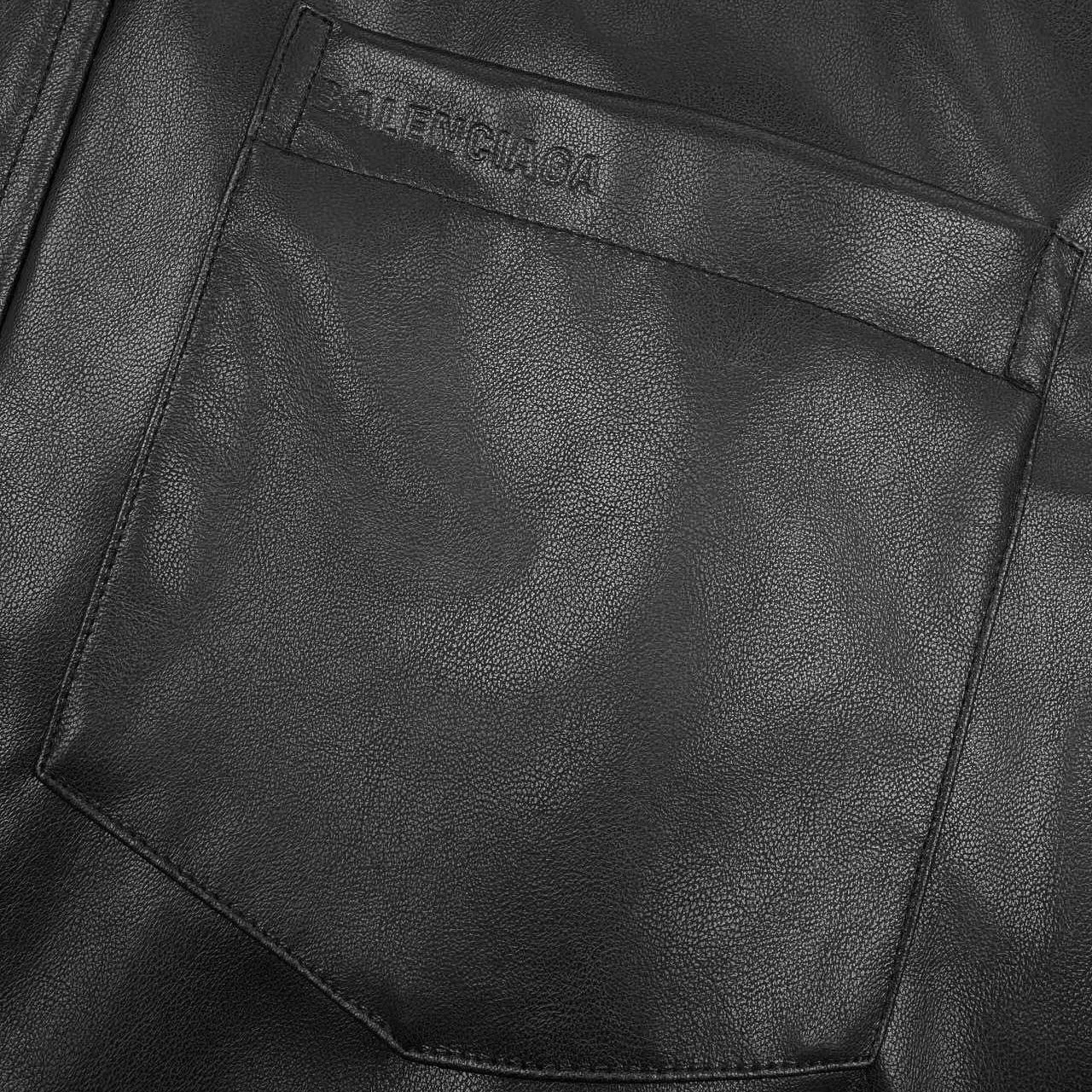 🅿️960 [Exclusive supply] BLCG Parker hooded zipper leather jacket. Original purchase and development for 34,900. The fabric is made of customized French Bazaar black guri fine leather and 1000 cotton cotton. Unparalleled texture and luster. Natural texture. Comfortable and close to the skin. Decorated with the same color Balenciaga logo on the front. The hat and the leather gap are cleverly integrated to create a fake two-piece visual illusion. The sense of layering is full. He is a leader in fashion. It is the sediment of time, the representative of gentleman, and the silent declaration of noble status. High-frequency voltage embossing technology uses high-frequency voltage to produce a thermal effect on the leather surface. The thermal effect causes slight deformation of the leather fibers, forming a unique texture and the Balenciaga letter logo. Polishing and polishing: Use professional polishing tools to carefully process the leather surface, and then use special agents to polish the leather to improve the overall beauty of the leather. The template machine performs seamless splicing, and the design and shape of the original leather jacket and hat brim are first and accurately customized, and then manually sewn, and then accurately aligned with the assistance of the template machine to ensure a smooth and seamless effect. Size:1/2/3