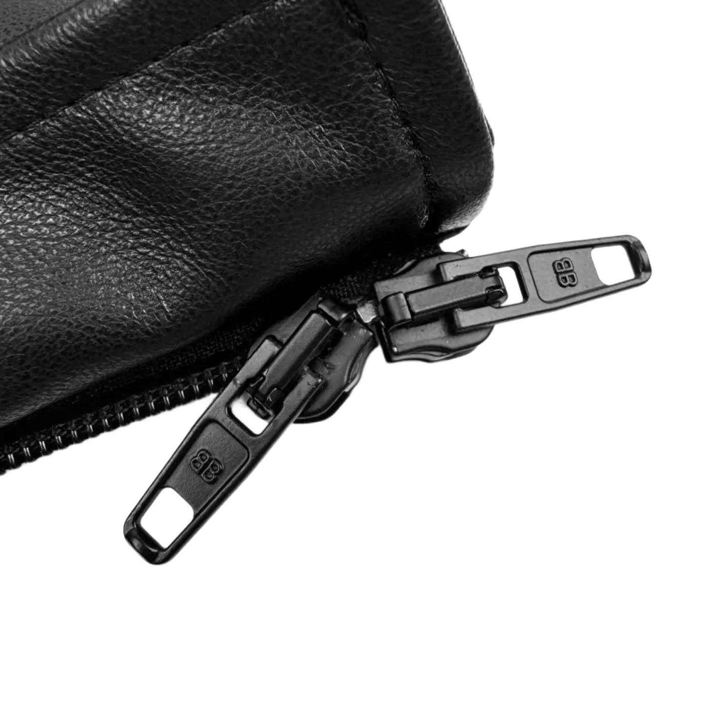 🅿️960 [Exclusive supply] BLCG Parker hooded zipper leather jacket. Original purchase and development for 34,900. The fabric is made of customized French Bazaar black guri fine leather and 1000 cotton cotton. Unparalleled texture and luster. Natural texture. Comfortable and close to the skin. Decorated with the same color Balenciaga logo on the front. The hat and the leather gap are cleverly integrated to create a fake two-piece visual illusion. The sense of layering is full. He is a leader in fashion. It is the sediment of time, the representative of gentleman, and the silent declaration of noble status. High-frequency voltage embossing technology uses high-frequency voltage to produce a thermal effect on the leather surface. The thermal effect causes slight deformation of the leather fibers, forming a unique texture and the Balenciaga letter logo. Polishing and polishing: Use professional polishing tools to carefully process the leather surface, and then use special agents to polish the leather to improve the overall beauty of the leather. The template machine performs seamless splicing, and the design and shape of the original leather jacket and hat brim are first and accurately customized, and then manually sewn, and then accurately aligned with the assistance of the template machine to ensure a smooth and seamless effect. Size:1/2/3