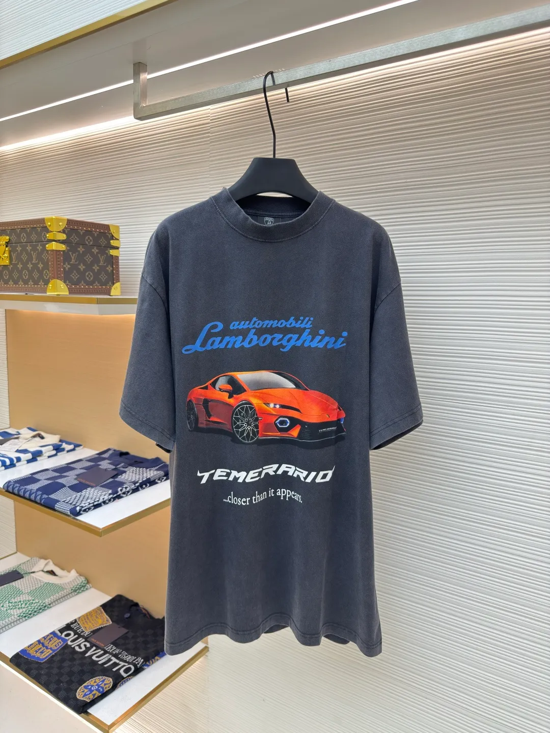 Balenciaga Balenciaga 25ss joint Lamborghini ●Authentic product: 5989 purchase and development ●Item number: 1680443-A20 ●Fabric: plain knit ●Technology: spiral neckline ●Version: loose version ●Weight: about 265 grams ●Size: XS-S-M-L ●Description: Balenciaga Soft to the touch, the printing adopts direct-injection pattern and letters are clear. The overall wiring is straight and delicate, the fabric is comfortable and soft, the color is consistent and there is no color difference, it can be matched with the same style to create a fashionable look, and can be used in various occasions, customized accessories, complete with three standards, the same style for men and women!