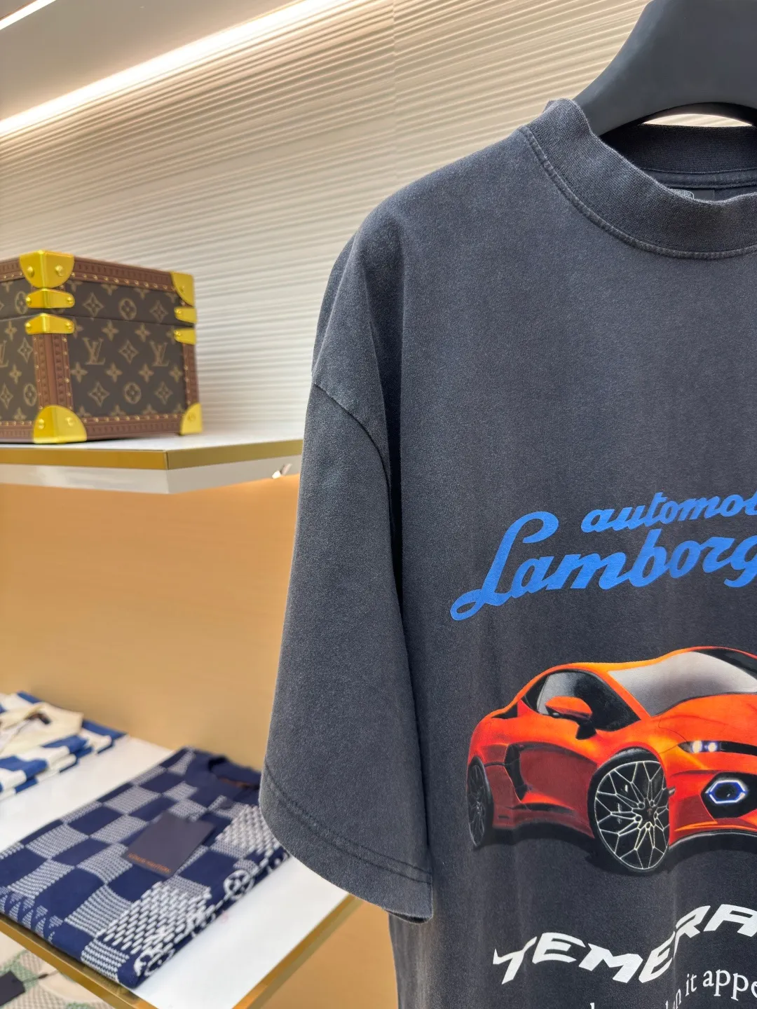Balenciaga Balenciaga 25ss joint Lamborghini ●Authentic product: 5989 purchase and development ●Item number: 1680443-A20 ●Fabric: plain knit ●Technology: spiral neckline ●Version: loose version ●Weight: about 265 grams ●Size: XS-S-M-L ●Description: Balenciaga Soft to the touch, the printing adopts direct-injection pattern and letters are clear. The overall wiring is straight and delicate, the fabric is comfortable and soft, the color is consistent and there is no color difference, it can be matched with the same style to create a fashionable look, and can be used in various occasions, customized accessories, complete with three standards, the same style for men and women!
