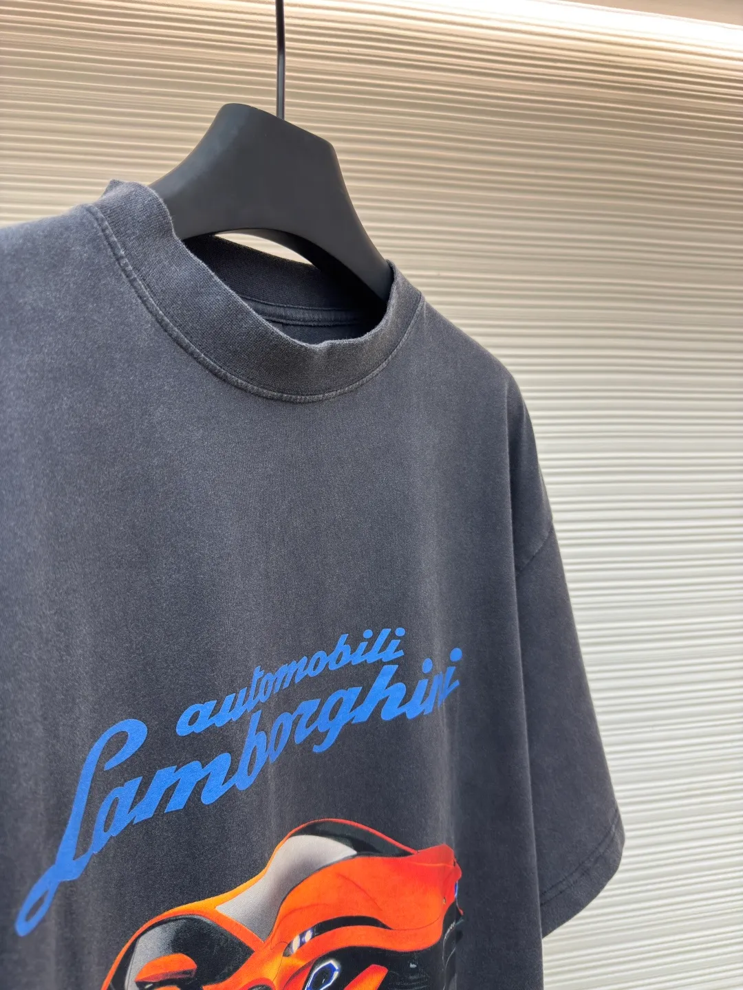Balenciaga Balenciaga 25ss joint Lamborghini ●Authentic product: 5989 purchase and development ●Item number: 1680443-A20 ●Fabric: plain knit ●Technology: spiral neckline ●Version: loose version ●Weight: about 265 grams ●Size: XS-S-M-L ●Description: Balenciaga Soft to the touch, the printing adopts direct-injection pattern and letters are clear. The overall wiring is straight and delicate, the fabric is comfortable and soft, the color is consistent and there is no color difference, it can be matched with the same style to create a fashionable look, and can be used in various occasions, customized accessories, complete with three standards, the same style for men and women!