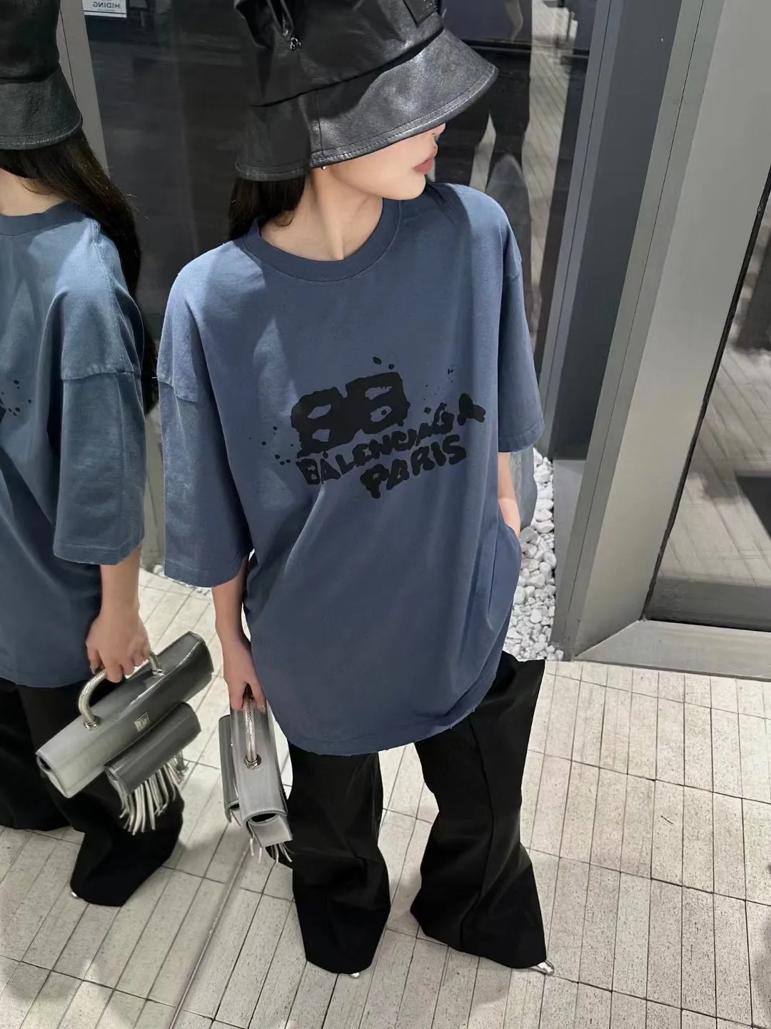 ♻️💯Reference model picture for the upper body❤️The top proven version of BALENCIAGA Balenciaga 23SS graffiti letter male and female couple stars the same style pure cotton loose short-sleeved T-shirt. Super iconic colorful brand logo printed pattern. It is fresh and comfortable to match with sports shoes. Suitable for shopping and dating. When layered, it will look like a blogger. It is low-key and tasteful. The original fabric is 280G, double-ply and double-yarn pure cotton fabric! Threads are custom-woven and dyed, no color difference, no pressure in and out of the counter, through-the-shoulder strapping process, increased washing life of clothes, no deformation, high-version digital printing process, no fading, bright colors, the same style as Internet celebrity stars, regardless of age, body shape, gender, super eye-catching, extremely fashionable, very comfortable to the touch, super texture, fashionable and individual, super versatile and good-looking, a must-have, better for couples Customized collar labels are washed, 100% different from fake versions on the market!  Color: Pink White Black Charcoal Gray Size: XS-L P:260