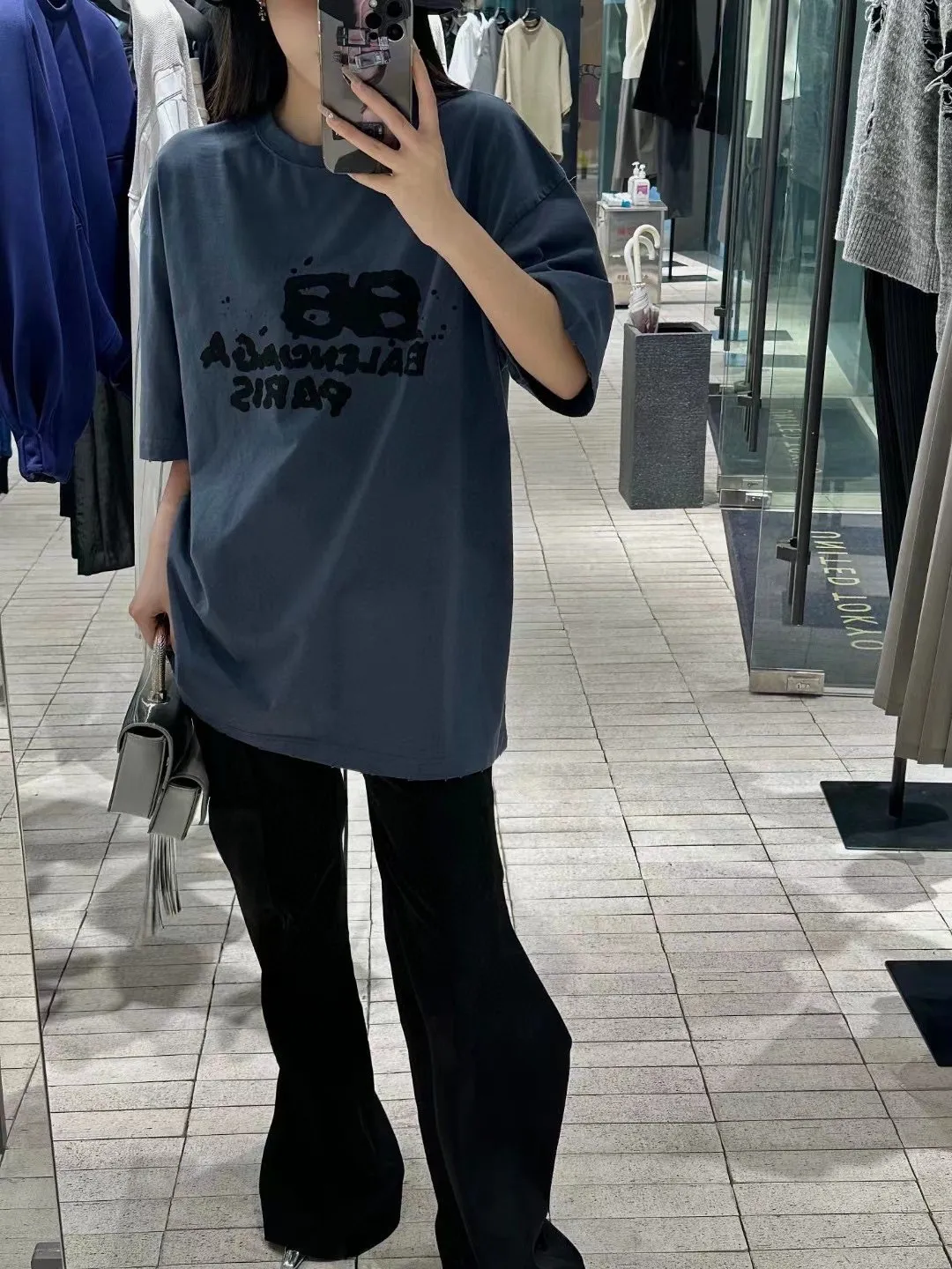 ♻️💯Reference model picture for the upper body❤️The top proven version of BALENCIAGA Balenciaga 23SS graffiti letter male and female couple stars the same style pure cotton loose short-sleeved T-shirt. Super iconic colorful brand logo printed pattern. It is fresh and comfortable to match with sports shoes. Suitable for shopping and dating. When layered, it will look like a blogger. It is low-key and tasteful. The original fabric is 280G, double-ply and double-yarn pure cotton fabric! Threads are custom-woven and dyed, no color difference, no pressure in and out of the counter, through-the-shoulder strapping process, increased washing life of clothes, no deformation, high-version digital printing process, no fading, bright colors, the same style as Internet celebrity stars, regardless of age, body shape, gender, super eye-catching, extremely fashionable, very comfortable to the touch, super texture, fashionable and individual, super versatile and good-looking, a must-have, better for couples Customized collar labels are washed, 100% different from fake versions on the market!  Color: Pink White Black Charcoal Gray Size: XS-L P:260