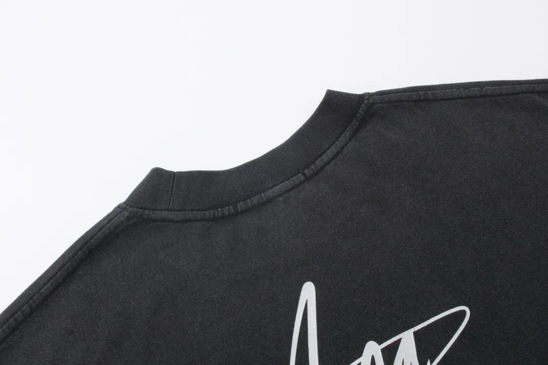 🅿️220 Actual pictures [Top version. Official website quality] BALENCI*GA/Paris. Joint Music.Aya.Nakamura long-sleeved T-shirt. The fabric is made of Paris ZP custom-woven and dyed cotton double yarn. The net weight is 260 grams. The cloth surface is clean. The cloth pattern is clear. Soft and comfortable. The threads are dyed with no color difference. The pattern adopts Kornit digital direct printing machine, the letters have a crackle process, the direct printing color is aligned with the original color, and the back of the cuffs is printed. The finished product is washed and aged. The process is complex. Restored brick cabinets, produced at Jubie Market based on pictures, welcome to compare. The version uses OS loose shoulder design. Same style for men and women Code: BL225017 Color: Washed Black Size: XS S M L