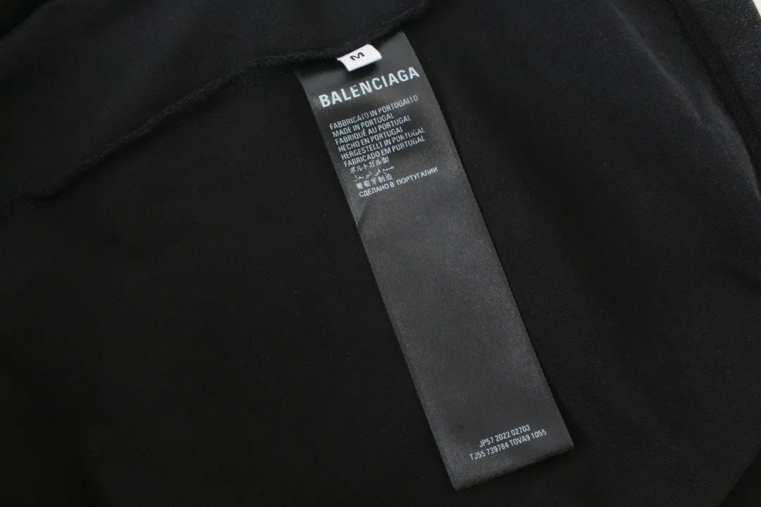 🅿️220 Actual pictures [Top version. Official website quality] BALENCI*GA/Paris. Joint Music.Aya.Nakamura long-sleeved T-shirt. The fabric is made of Paris ZP custom-woven and dyed cotton double yarn. The net weight is 260 grams. The cloth surface is clean. The cloth pattern is clear. Soft and comfortable. The threads are dyed with no color difference. The pattern adopts Kornit digital direct printing machine, the letters have a crackle process, the direct printing color is aligned with the original color, and the back of the cuffs is printed. The finished product is washed and aged. The process is complex. Restored brick cabinets, produced at Jubie Market based on pictures, welcome to compare. The version uses OS loose shoulder design. Same style for men and women Code: BL225017 Color: Washed Black Size: XS S M L