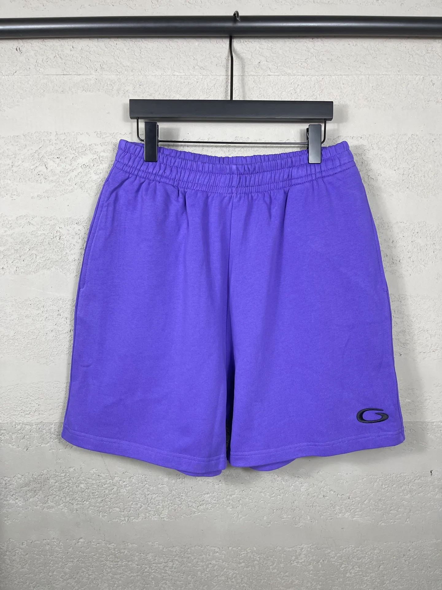 🅿️210 real photos [Top version. Official website quality] BALENCI*GA/Paris. 2025 new model. Paris' new basketball series LOGO embroidered shorts. Synchronized with brick cabinets. Developed authentic products at the first time, please print and compare! The fabric is made of Paris ZP custom-woven and dyed 100% cotton terry sweatshirt. The weight is 460 grams. The cloth surface is clean. The cloth pattern is clear and the hand feels soft and comfortable. The embroidery uses an imported Tajima embroidery machine. The letters are clear and the effect is three-dimensional. The version adopts a loose version. Same style for men and women. Code: BL257027 Color: black, white, purple Size: XS S M L