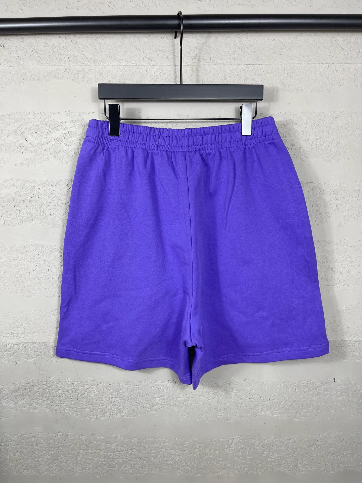 🅿️210 real photos [Top version. Official website quality] BALENCI*GA/Paris. 2025 new model. Paris' new basketball series LOGO embroidered shorts. Synchronized with brick cabinets. Developed authentic products at the first time, please print and compare! The fabric is made of Paris ZP custom-woven and dyed 100% cotton terry sweatshirt. The weight is 460 grams. The cloth surface is clean. The cloth pattern is clear and the hand feels soft and comfortable. The embroidery uses an imported Tajima embroidery machine. The letters are clear and the effect is three-dimensional. The version adopts a loose version. Same style for men and women. Code: BL257027 Color: black, white, purple Size: XS S M L