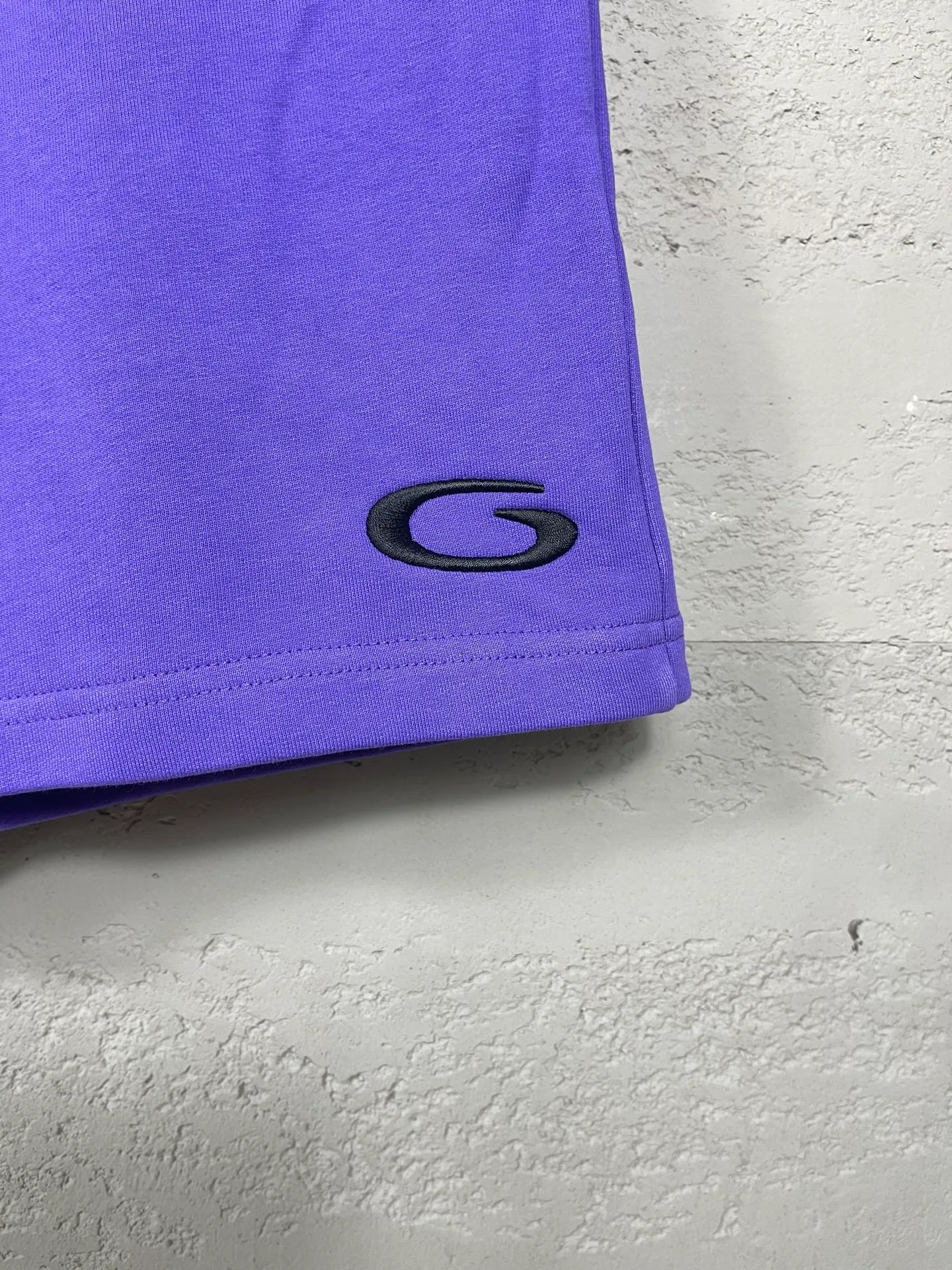 🅿️210 real photos [Top version. Official website quality] BALENCI*GA/Paris. 2025 new model. Paris' new basketball series LOGO embroidered shorts. Synchronized with brick cabinets. Developed authentic products at the first time, please print and compare! The fabric is made of Paris ZP custom-woven and dyed 100% cotton terry sweatshirt. The weight is 460 grams. The cloth surface is clean. The cloth pattern is clear and the hand feels soft and comfortable. The embroidery uses an imported Tajima embroidery machine. The letters are clear and the effect is three-dimensional. The version adopts a loose version. Same style for men and women. Code: BL257027 Color: black, white, purple Size: XS S M L
