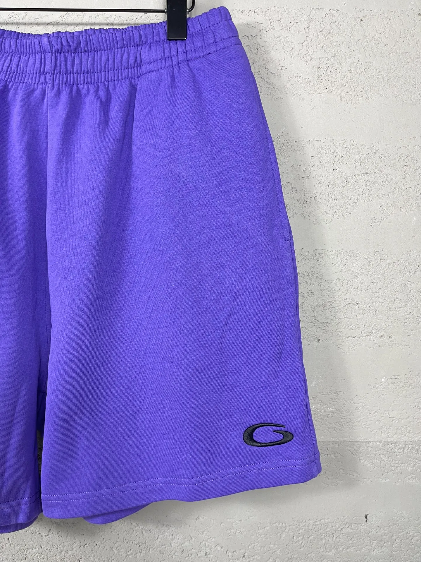 🅿️210 real photos [Top version. Official website quality] BALENCI*GA/Paris. 2025 new model. Paris' new basketball series LOGO embroidered shorts. Synchronized with brick cabinets. Developed authentic products at the first time, please print and compare! The fabric is made of Paris ZP custom-woven and dyed 100% cotton terry sweatshirt. The weight is 460 grams. The cloth surface is clean. The cloth pattern is clear and the hand feels soft and comfortable. The embroidery uses an imported Tajima embroidery machine. The letters are clear and the effect is three-dimensional. The version adopts a loose version. Same style for men and women. Code: BL257027 Color: black, white, purple Size: XS S M L