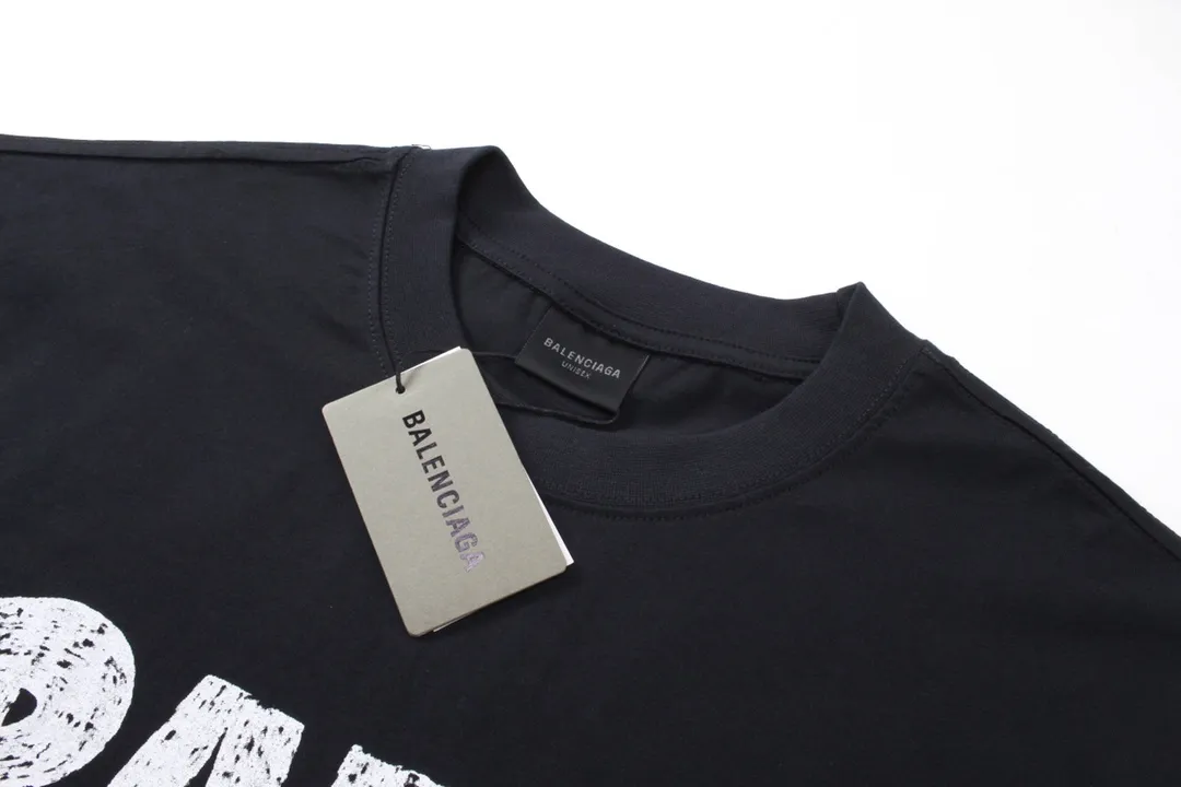 🅿️180 Detail Picture [Top version. Official website quality] BALENCI*GA/Paris. Hawaiian sunset coconut palm tower LOGO pattern short-sleeved T-shirt, brick cabinet synchronization. The fabric is made of Paris ZP custom-woven and dyed cotton sweatshirt. The weight is 260 grams, the cloth surface is clean. The cloth pattern is clear, soft and comfortable. The threads are dyed with no color difference. The classic pattern printing uses imported machine direct printing. The effect is three-dimensional and restores the brick cabinet. Different market currencies, welcome to compare. The version adopts OS loose shoulder design. Same style for men and women. Code: BL23218 Color: black. White. Size: XS to L