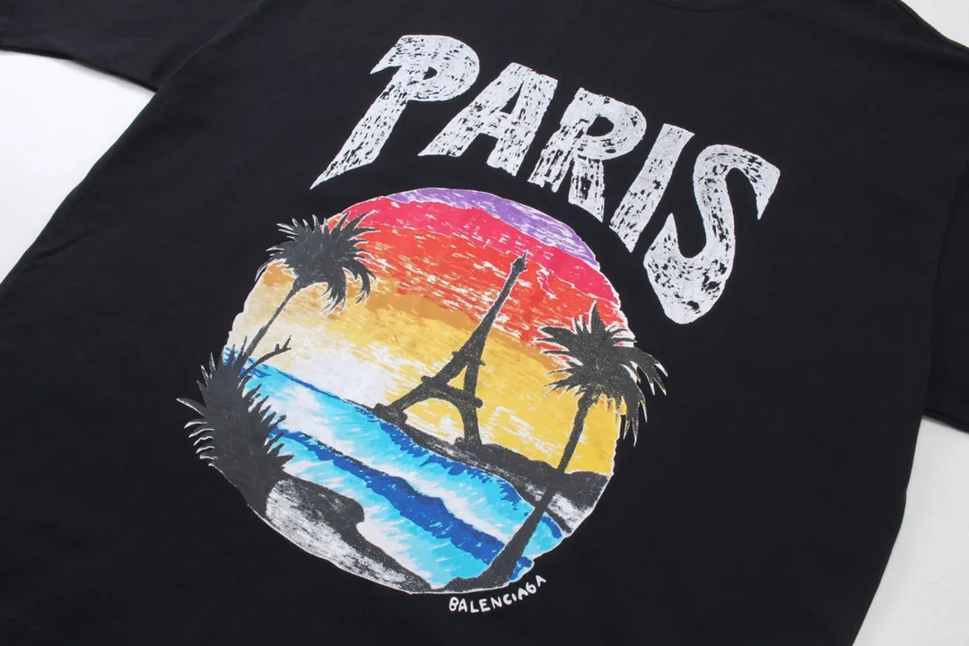 🅿️180 Detail Picture [Top version. Official website quality] BALENCI*GA/Paris. Hawaiian sunset coconut palm tower LOGO pattern short-sleeved T-shirt, brick cabinet synchronization. The fabric is made of Paris ZP custom-woven and dyed cotton sweatshirt. The weight is 260 grams, the cloth surface is clean. The cloth pattern is clear, soft and comfortable. The threads are dyed with no color difference. The classic pattern printing uses imported machine direct printing. The effect is three-dimensional and restores the brick cabinet. Different market currencies, welcome to compare. The version adopts OS loose shoulder design. Same style for men and women. Code: BL23218 Color: black. White. Size: XS to L