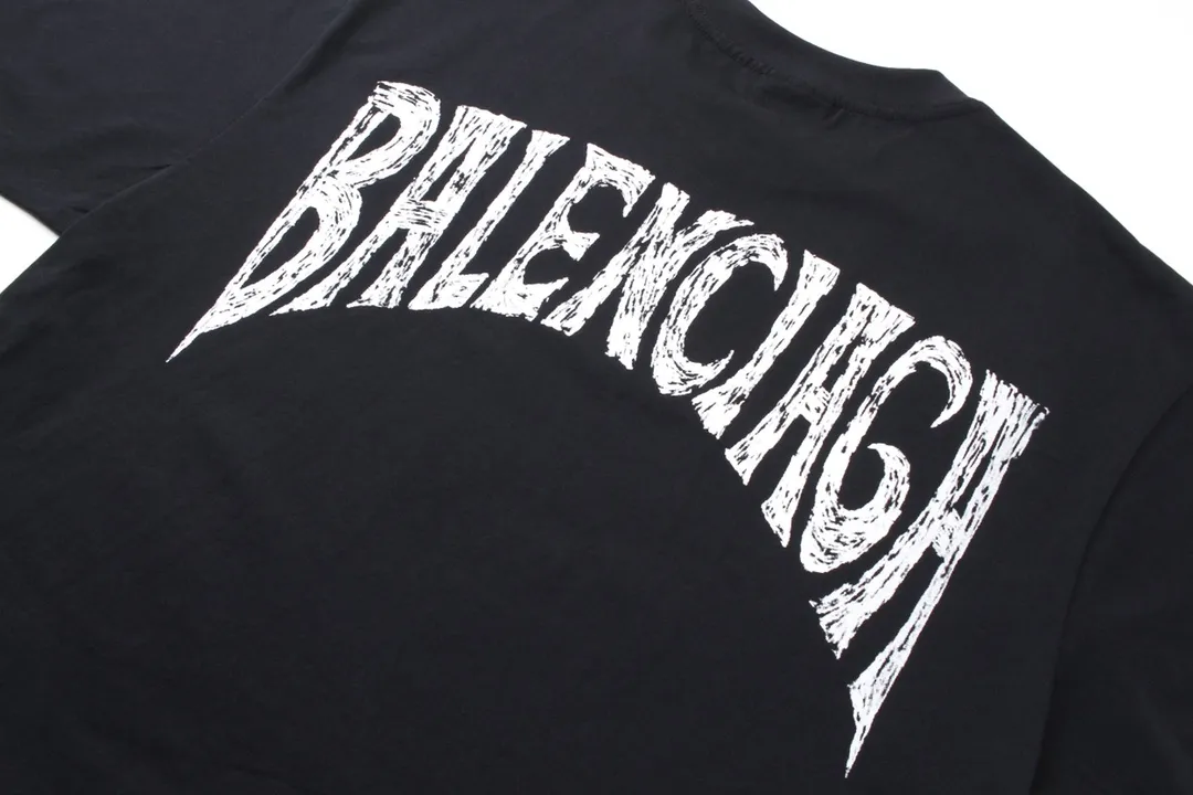 🅿️180 Detail Picture [Top version. Official website quality] BALENCI*GA/Paris. Hawaiian sunset coconut palm tower LOGO pattern short-sleeved T-shirt, brick cabinet synchronization. The fabric is made of Paris ZP custom-woven and dyed cotton sweatshirt. The weight is 260 grams, the cloth surface is clean. The cloth pattern is clear, soft and comfortable. The threads are dyed with no color difference. The classic pattern printing uses imported machine direct printing. The effect is three-dimensional and restores the brick cabinet. Different market currencies, welcome to compare. The version adopts OS loose shoulder design. Same style for men and women. Code: BL23218 Color: black. White. Size: XS to L