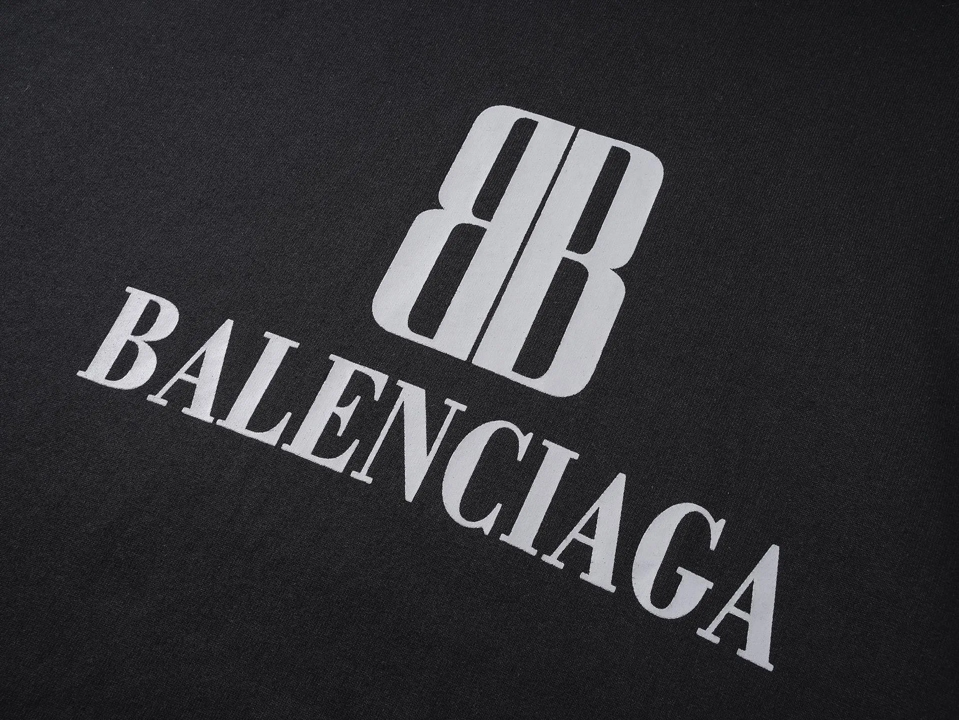 🅿️340 BALENCI*GA Paris double B new logo style hooded long-sleeved sweatshirt. The front panel is printed with imported environmentally friendly glue printing. The letters are clear. The effect is three-dimensional. Exclusively woven and dyed 460g fabric. Threads are dyed in the same vat with zero color difference. Brick cabinet synchronization. Welcome to compare. Same style for men and women -Color: black -SIZE: Xs S M L Style number 8962#