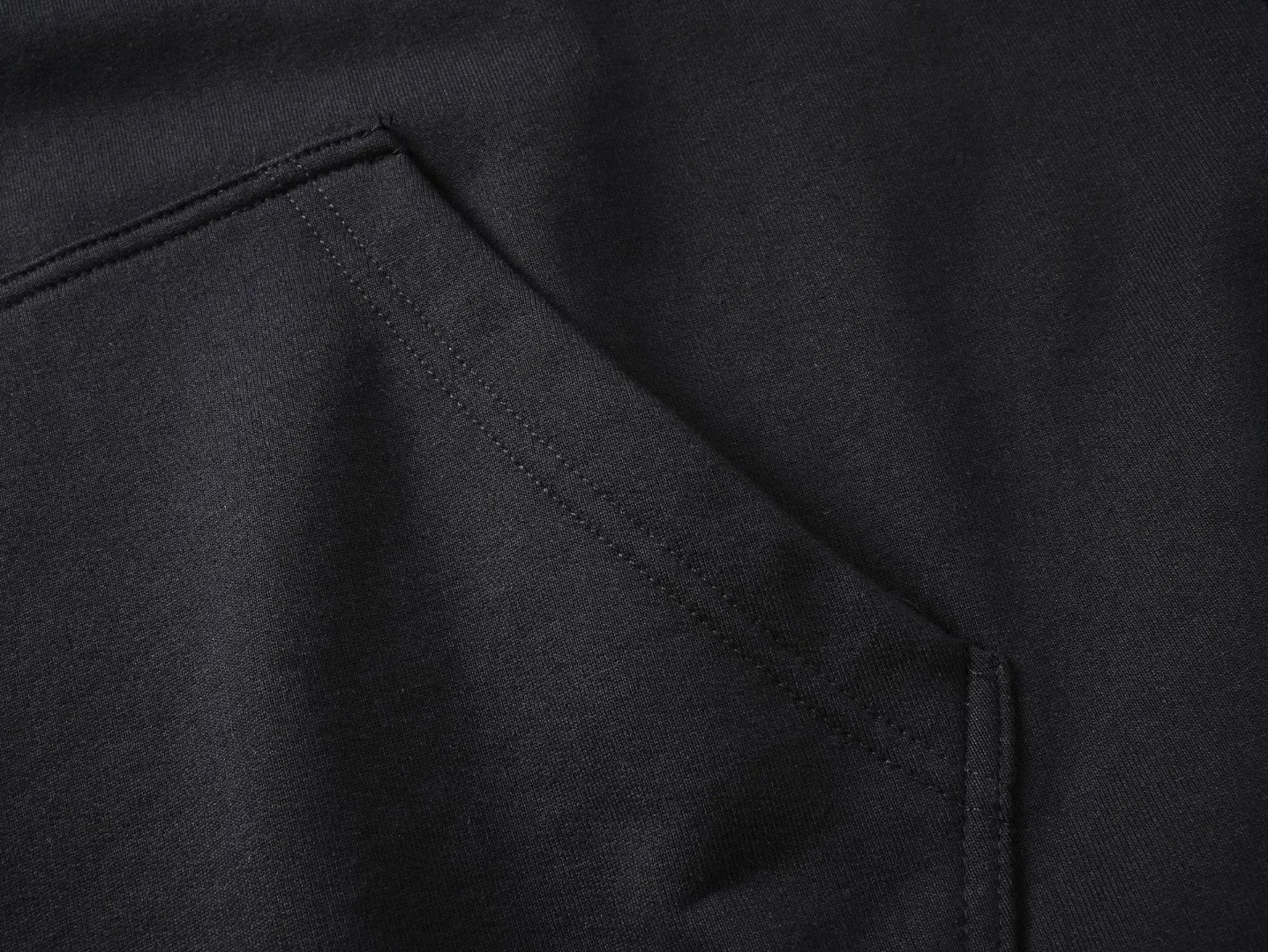 🅿️340 BALENCI*GA Paris double B new logo style hooded long-sleeved sweatshirt. The front panel is printed with imported environmentally friendly glue printing. The letters are clear. The effect is three-dimensional. Exclusively woven and dyed 460g fabric. Threads are dyed in the same vat with zero color difference. Brick cabinet synchronization. Welcome to compare. Same style for men and women -Color: black -SIZE: Xs S M L Style number 8962#