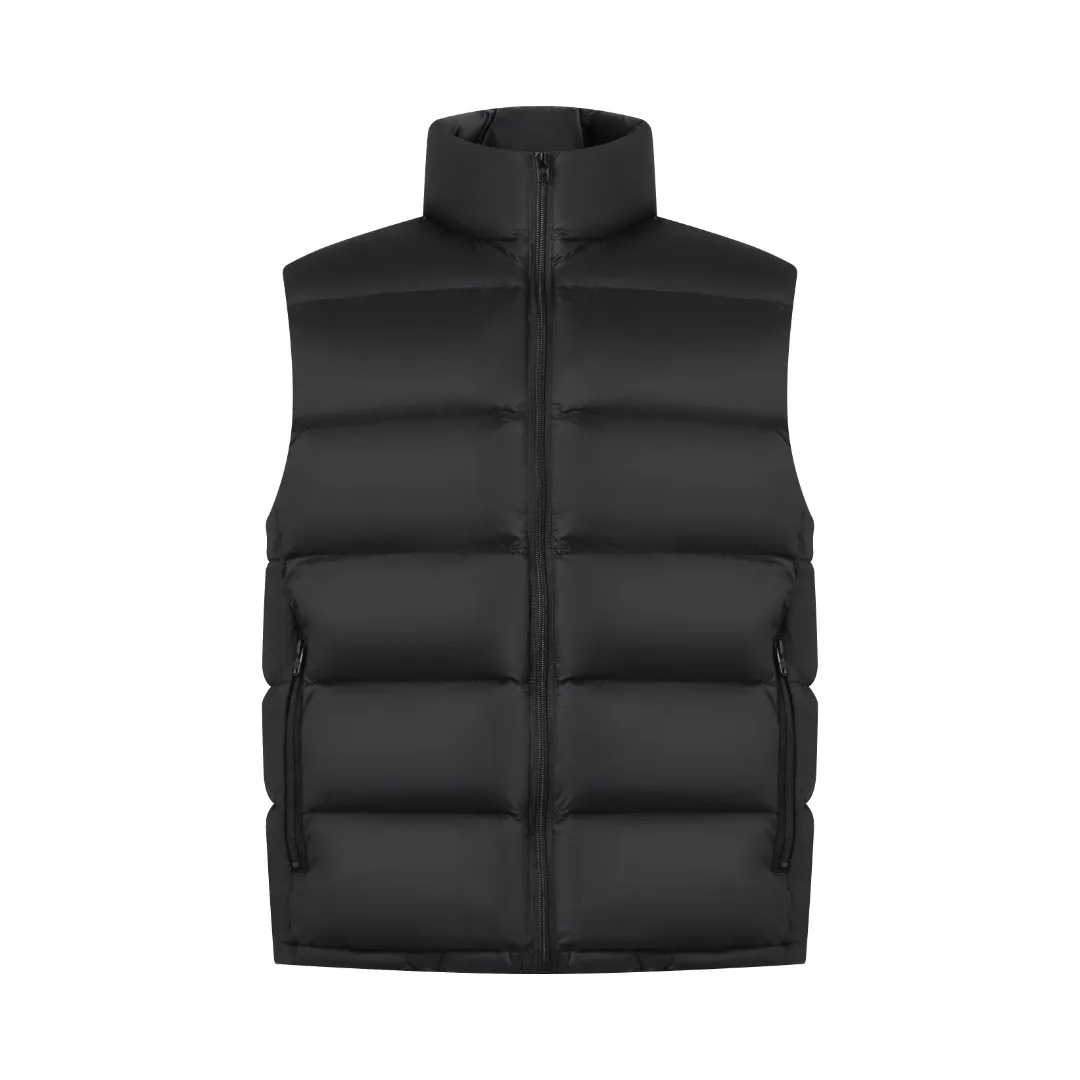 🅿️760 [Exclusive supply] BLCG 25FW back collar hoop embroidered down vest. The fabric is made of technical tear-resistant fabric, which ensures the durability and safety of the clothing in outdoor sports such as skiing, and effectively prevents damage caused by accidental tearing. High Stand Collar Design The unique high stand collar design provides better neck warmth and enhances head warmth and comfort. The ample pocket design is equipped with multiple pockets, which not only facilitates the storage of various small items needed for skiing, but also increases the practicality and convenience of clothing. Waterproof and Warmth Performance The specially treated fabric has good waterproof properties and can keep the interior dry even in rain or snow. At the same time, the filling is made of high-quality materials to ensure excellent warmth retention. As the first down product produced by Balenciaga, it shows its unique fashion charm. Balenciaga's ultimate pursuit of details is also reflected in this down jacket. Whether it is the choice of zippers, buttons or other accessories, it reflects the brand's exquisite craftsmanship and high quality requirements. Size:S-M-L-XL