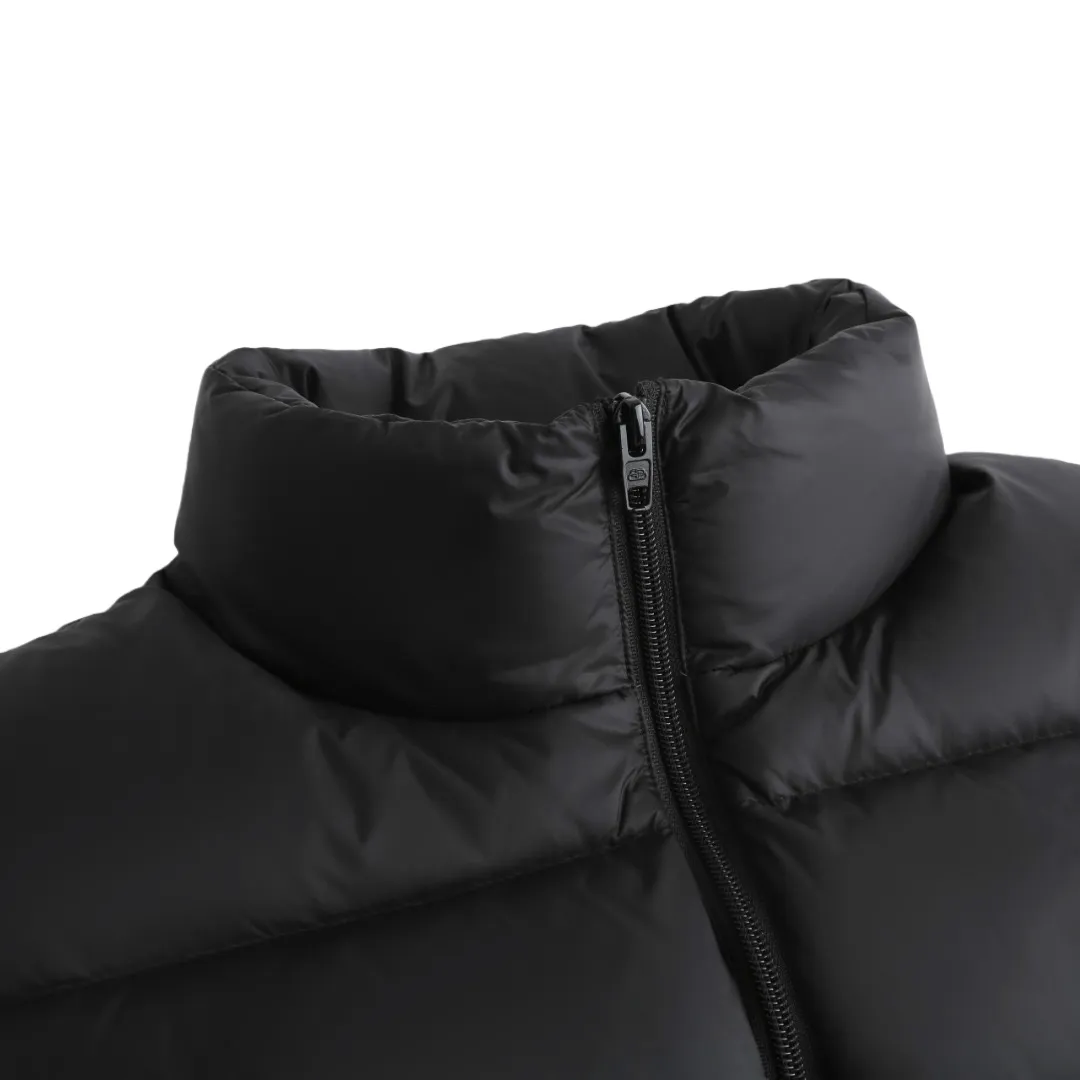 🅿️760 [Exclusive supply] BLCG 25FW back collar hoop embroidered down vest. The fabric is made of technical tear-resistant fabric, which ensures the durability and safety of the clothing in outdoor sports such as skiing, and effectively prevents damage caused by accidental tearing. High Stand Collar Design The unique high stand collar design provides better neck warmth and enhances head warmth and comfort. The ample pocket design is equipped with multiple pockets, which not only facilitates the storage of various small items needed for skiing, but also increases the practicality and convenience of clothing. Waterproof and Warmth Performance The specially treated fabric has good waterproof properties and can keep the interior dry even in rain or snow. At the same time, the filling is made of high-quality materials to ensure excellent warmth retention. As the first down product produced by Balenciaga, it shows its unique fashion charm. Balenciaga's ultimate pursuit of details is also reflected in this down jacket. Whether it is the choice of zippers, buttons or other accessories, it reflects the brand's exquisite craftsmanship and high quality requirements. Size:S-M-L-XL