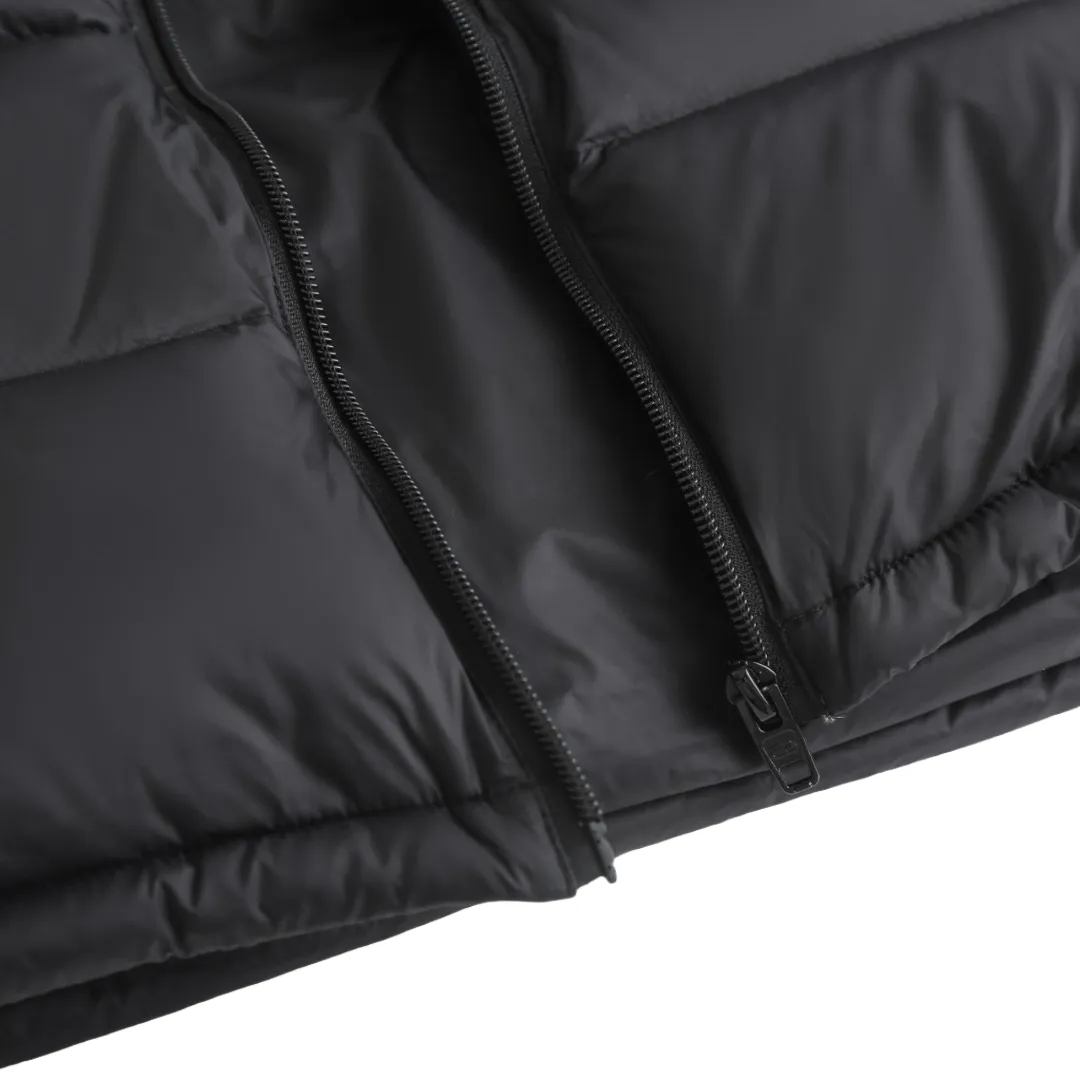 🅿️760 [Exclusive supply] BLCG 25FW back collar hoop embroidered down vest. The fabric is made of technical tear-resistant fabric, which ensures the durability and safety of the clothing in outdoor sports such as skiing, and effectively prevents damage caused by accidental tearing. High Stand Collar Design The unique high stand collar design provides better neck warmth and enhances head warmth and comfort. The ample pocket design is equipped with multiple pockets, which not only facilitates the storage of various small items needed for skiing, but also increases the practicality and convenience of clothing. Waterproof and Warmth Performance The specially treated fabric has good waterproof properties and can keep the interior dry even in rain or snow. At the same time, the filling is made of high-quality materials to ensure excellent warmth retention. As the first down product produced by Balenciaga, it shows its unique fashion charm. Balenciaga's ultimate pursuit of details is also reflected in this down jacket. Whether it is the choice of zippers, buttons or other accessories, it reflects the brand's exquisite craftsmanship and high quality requirements. Size:S-M-L-XL